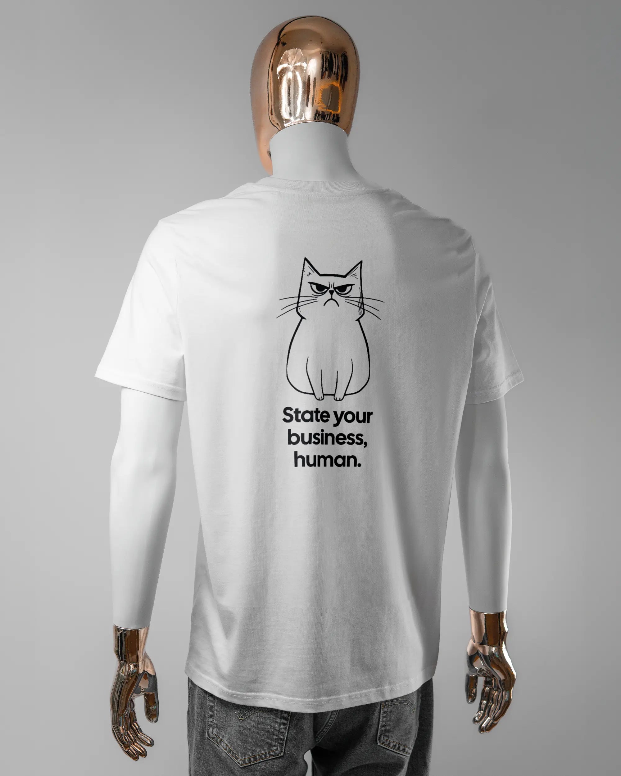 Rückseite des Organic Unisex T-Shirt Casual von Maondo mit dem Design Grumpy Purr in der Farbe White und in der Größe L getragen von einer maskulinen Puppe