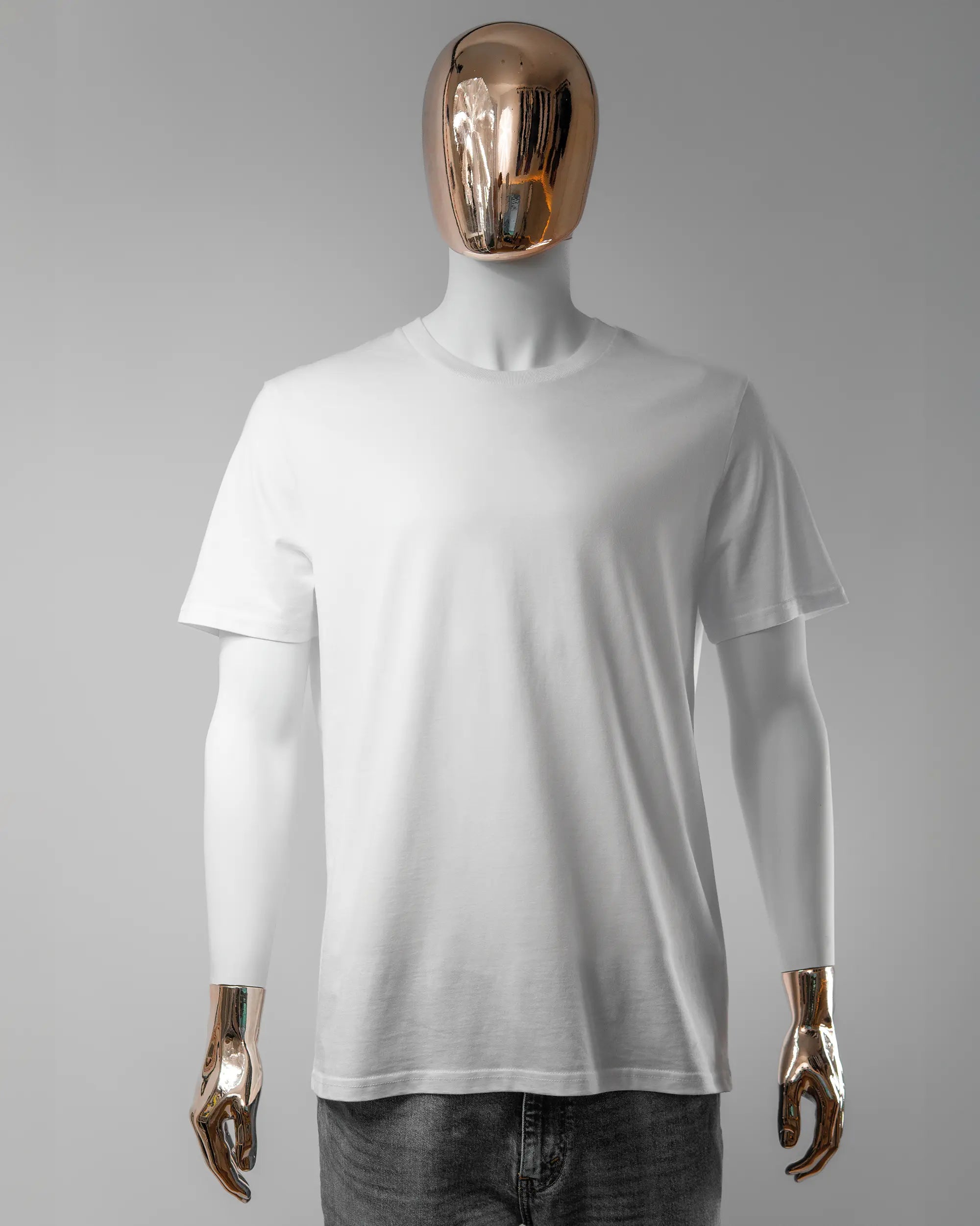 Vorderseite des Organic Unisex T-Shirt Casual von Maondo ohne Motiv in der Farbe White und in der Größe L getragen von einer maskulinen Puppe