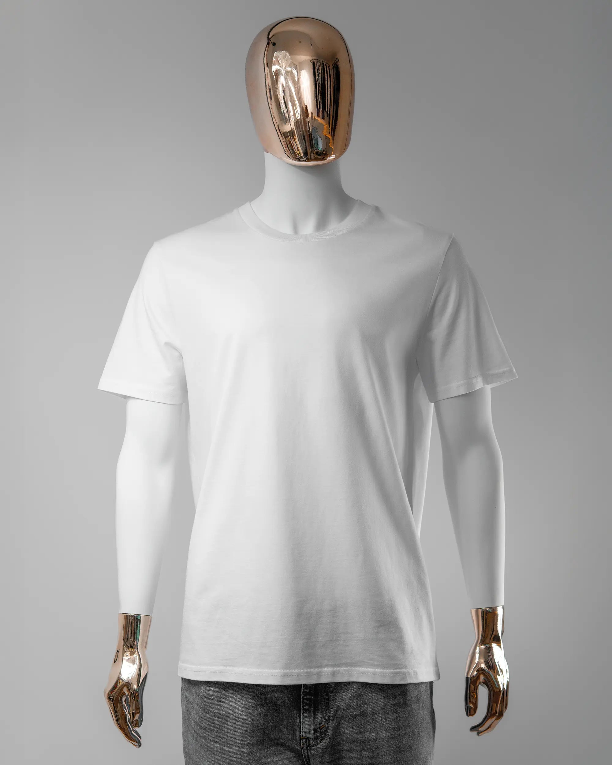 Vorderseite des Organic Unisex T-Shirt Casual von Maondo ohne Motiv in der Farbe White und in der Größe L getragen von einer maskulinen Puppe