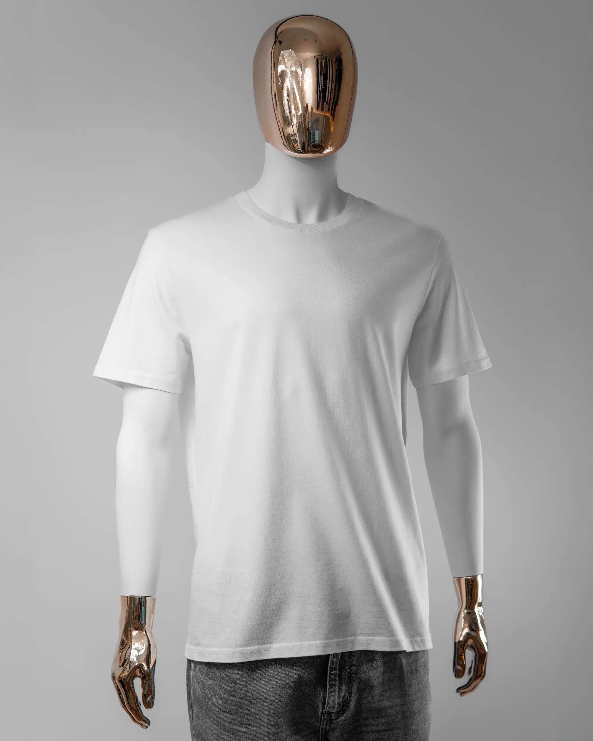 Vorderseite des Organic Unisex T-Shirt Casual von Maondo ohne Motiv in der Farbe White und in der Größe L getragen von einer maskulinen Puppe