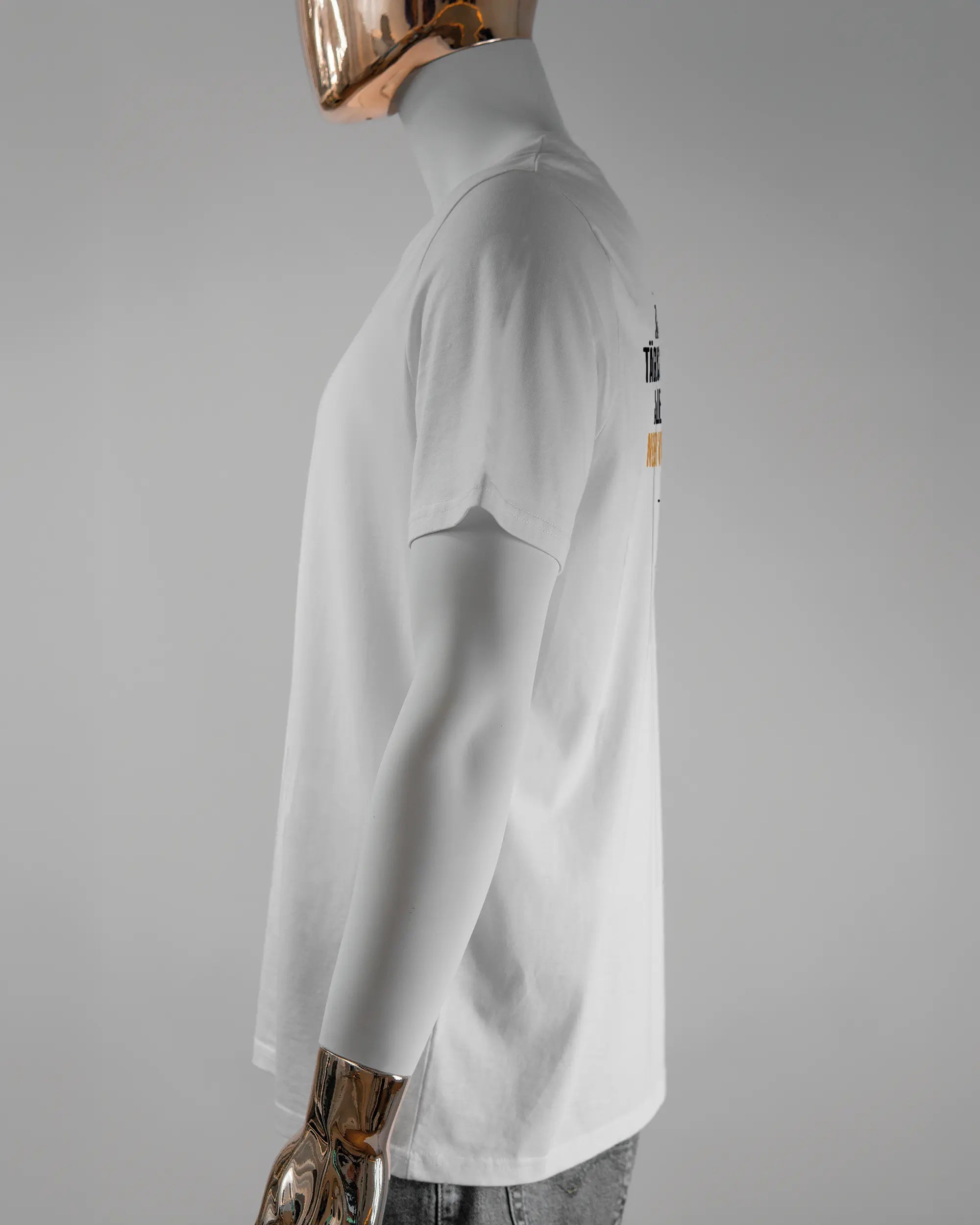 Seitenansicht des Organic Unisex T-Shirt Casual von Maondo mit dem Design Wegzeug hinten in der Farbe White und in der Größe L getragen von einer maskulinen Puppe