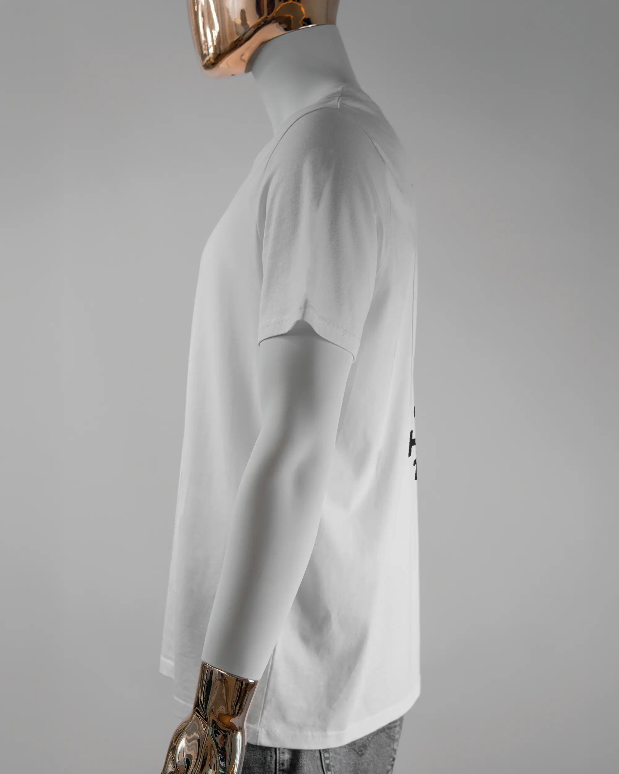 Seitenansicht des Organic Unisex T-Shirt Casual von Maondo mit dem Design Pigeon Pun hinten in der Farbe White und in der Größe L getragen von einer maskulinen Puppe