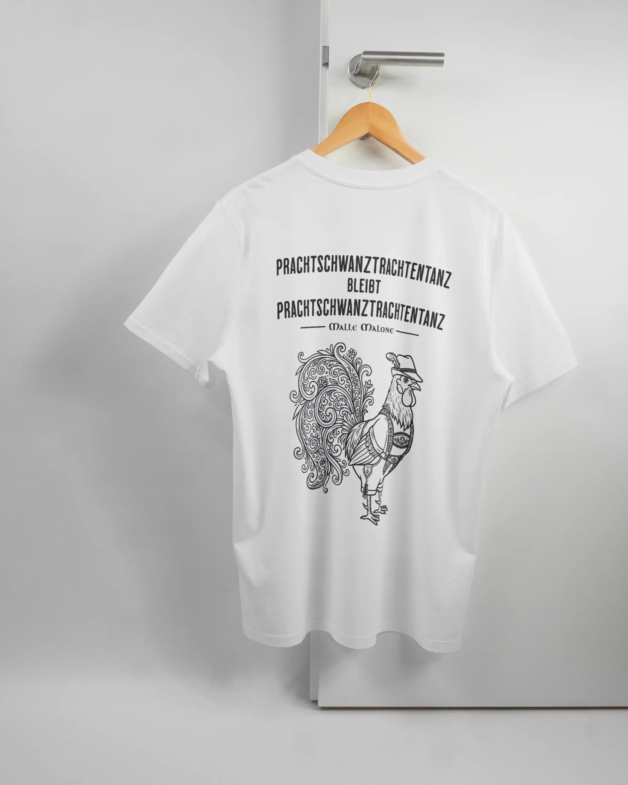Rückseite des Organic Unisex T-Shirt Casual von Maondo mit dem Design Trachtentanz in der Farbe White und in der Größe L auf einem Bügel an der Türklinke aufgehängt