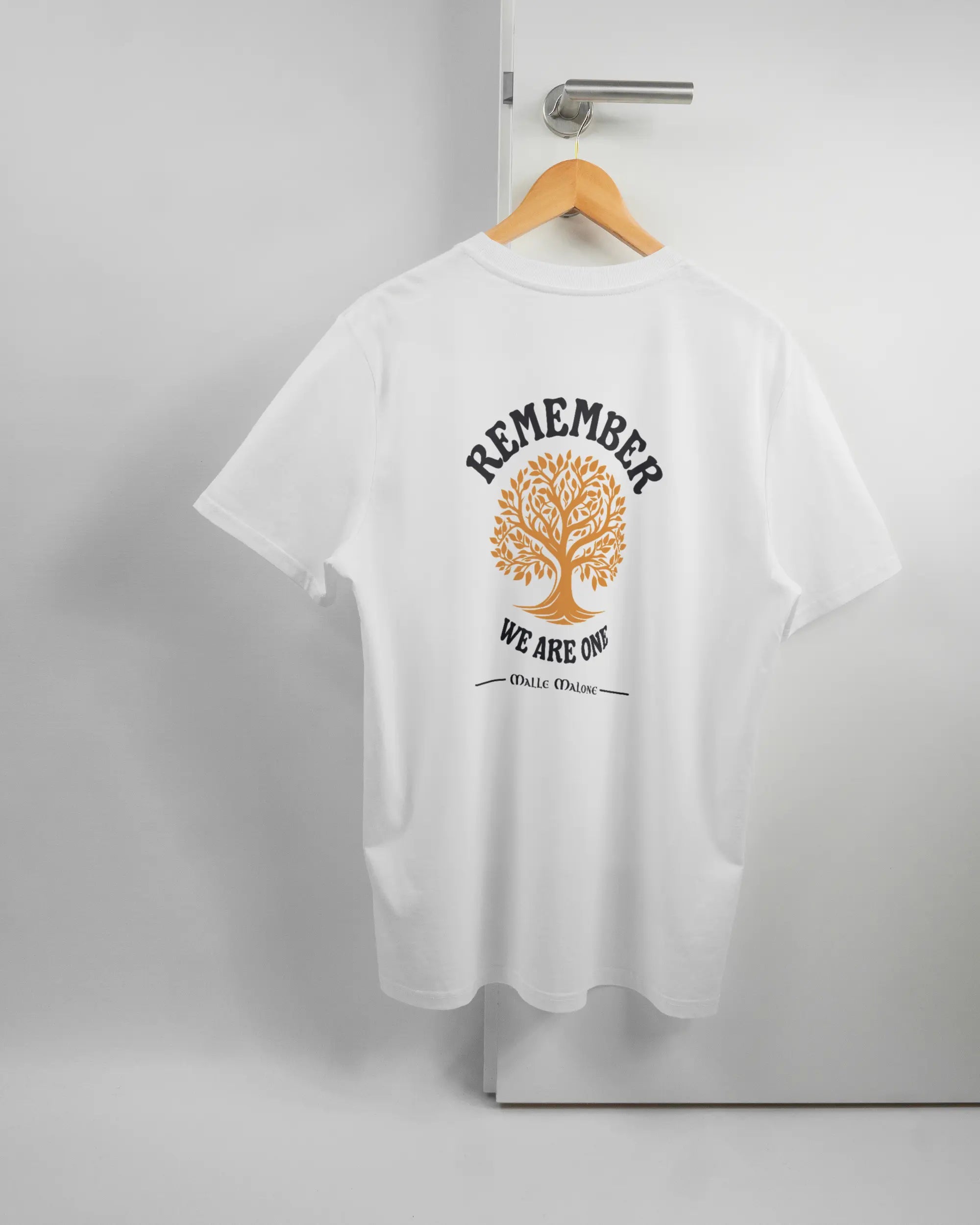 Rückseite des Organic Unisex T-Shirt Casual von Maondo mit dem Design We are one in der Farbe White und in der Größe L auf einem Bügel an der Türklinke aufgehängt