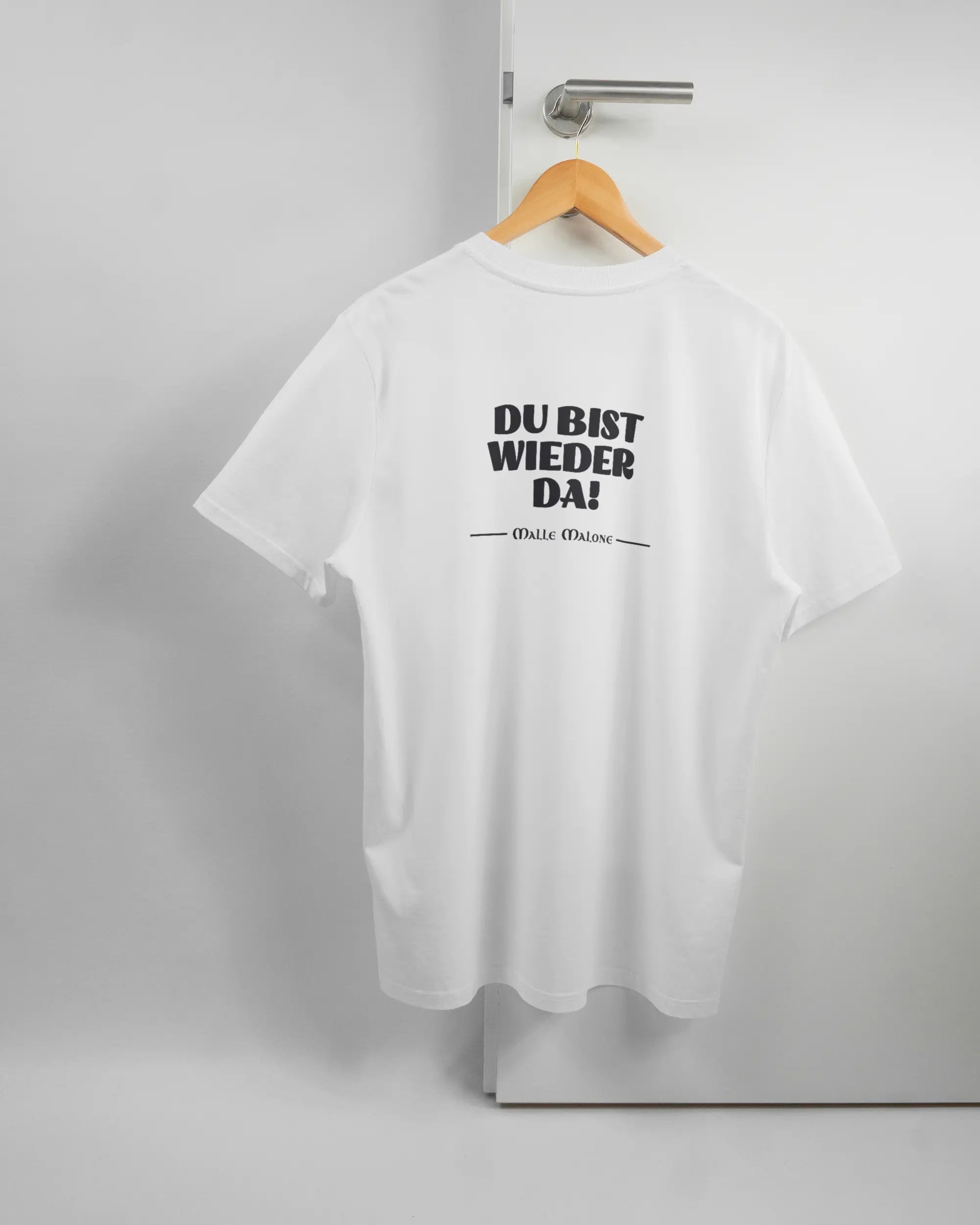 Rückseite des Organic Unisex T-Shirt Casual von Maondo mit dem Design Wieder da in der Farbe White und in der Größe L auf einem Bügel an der Türklinke aufgehängt