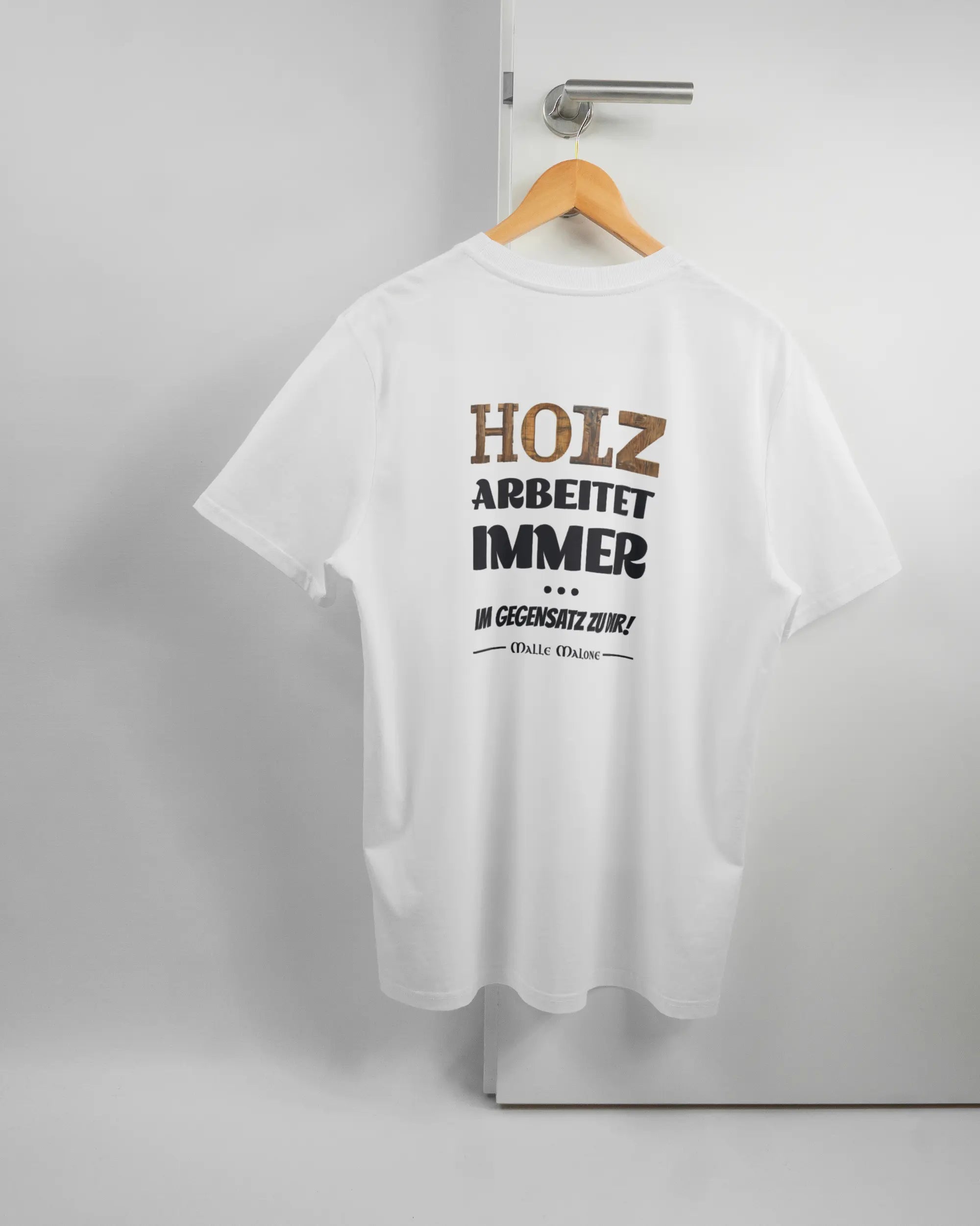 Rückseite des Organic Unisex T-Shirt Casual von Maondo mit dem Design Holzarbeit in der Farbe White und in der Größe L auf einem Bügel an der Türklinke aufgehängt