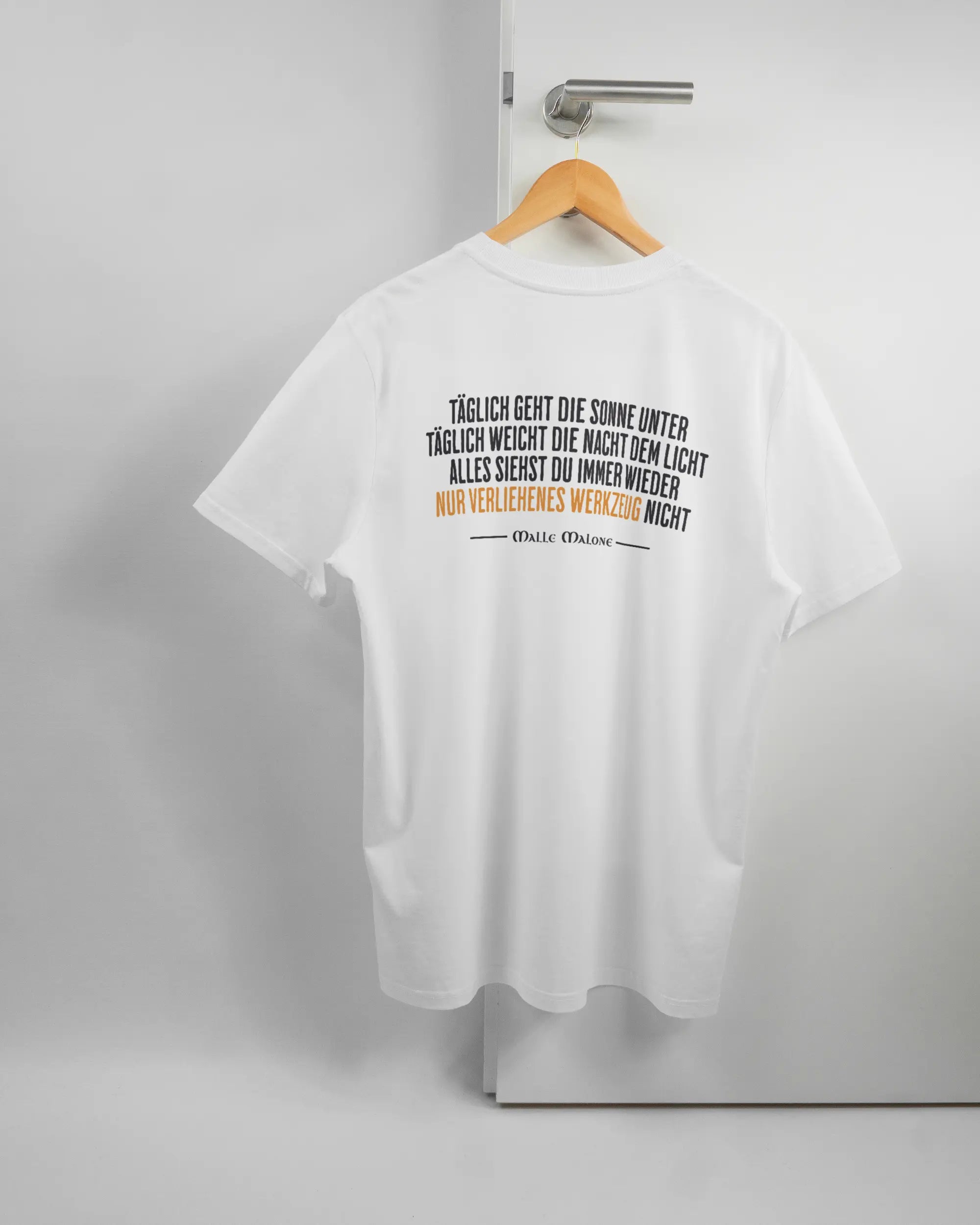 Rückseite des Organic Unisex T-Shirt Casual von Maondo mit dem Design Wegzeug in der Farbe White und in der Größe L auf einem Bügel an der Türklinke aufgehängt