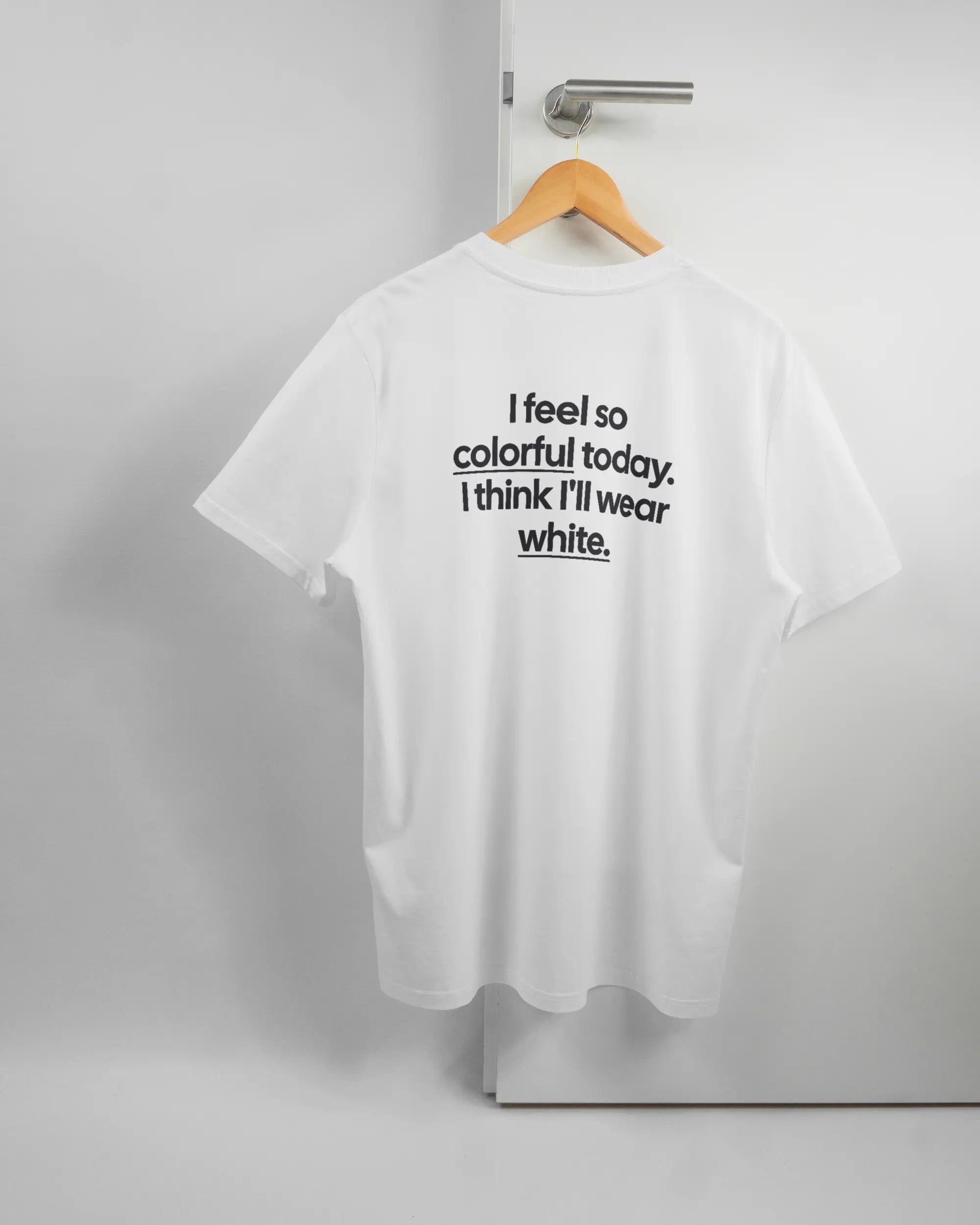 Rückseite des Organic Unisex T-Shirt Casual von Maondo mit dem Design Colorful Day in der Farbe White und in der Größe L auf einem Bügel an der Türklinke aufgehängt