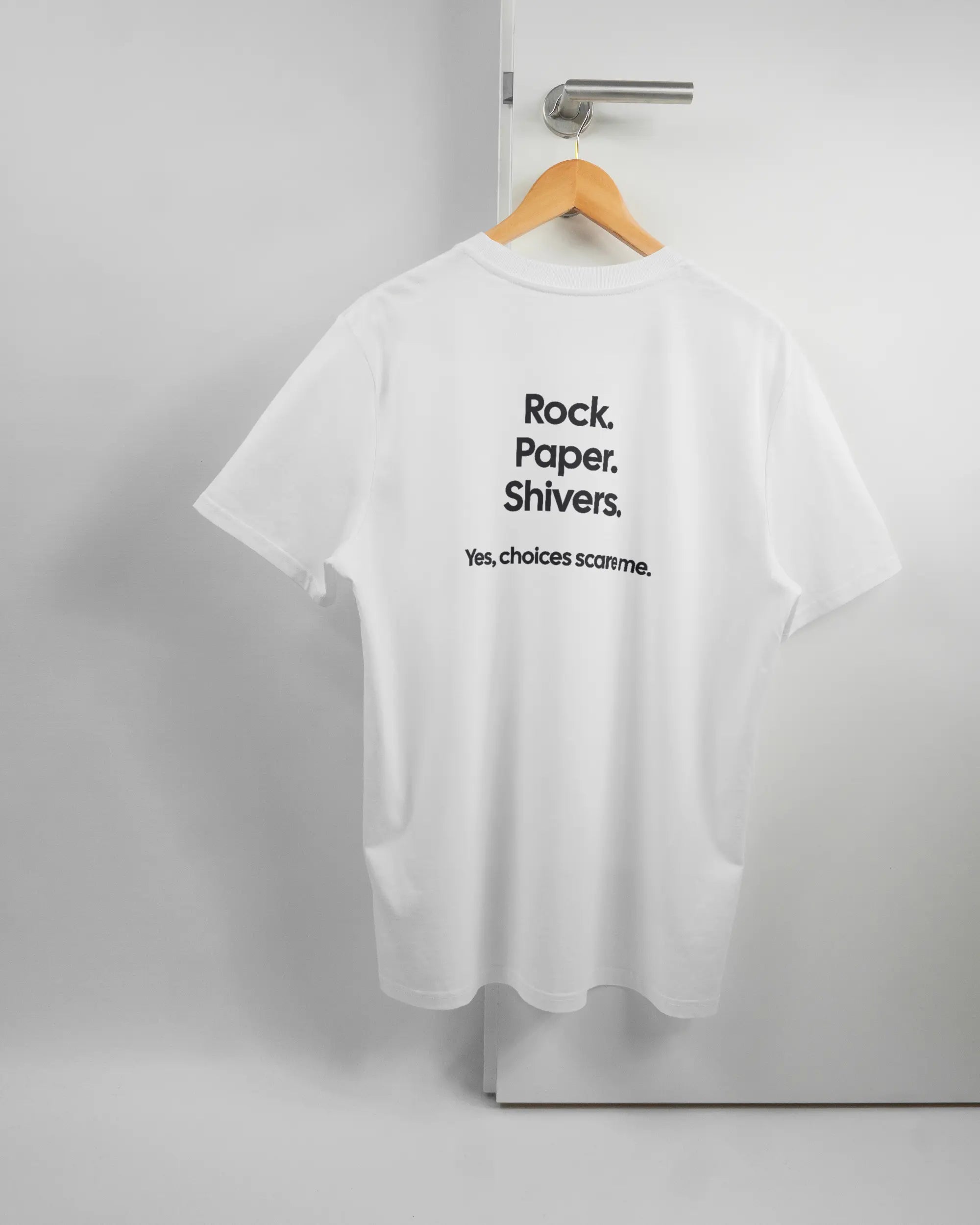 Rückseite des Organic Unisex T-Shirt Casual von Maondo mit dem Design Rock Paper Shivers in der Farbe White und in der Größe L auf einem Bügel an der Türklinke aufgehängt
