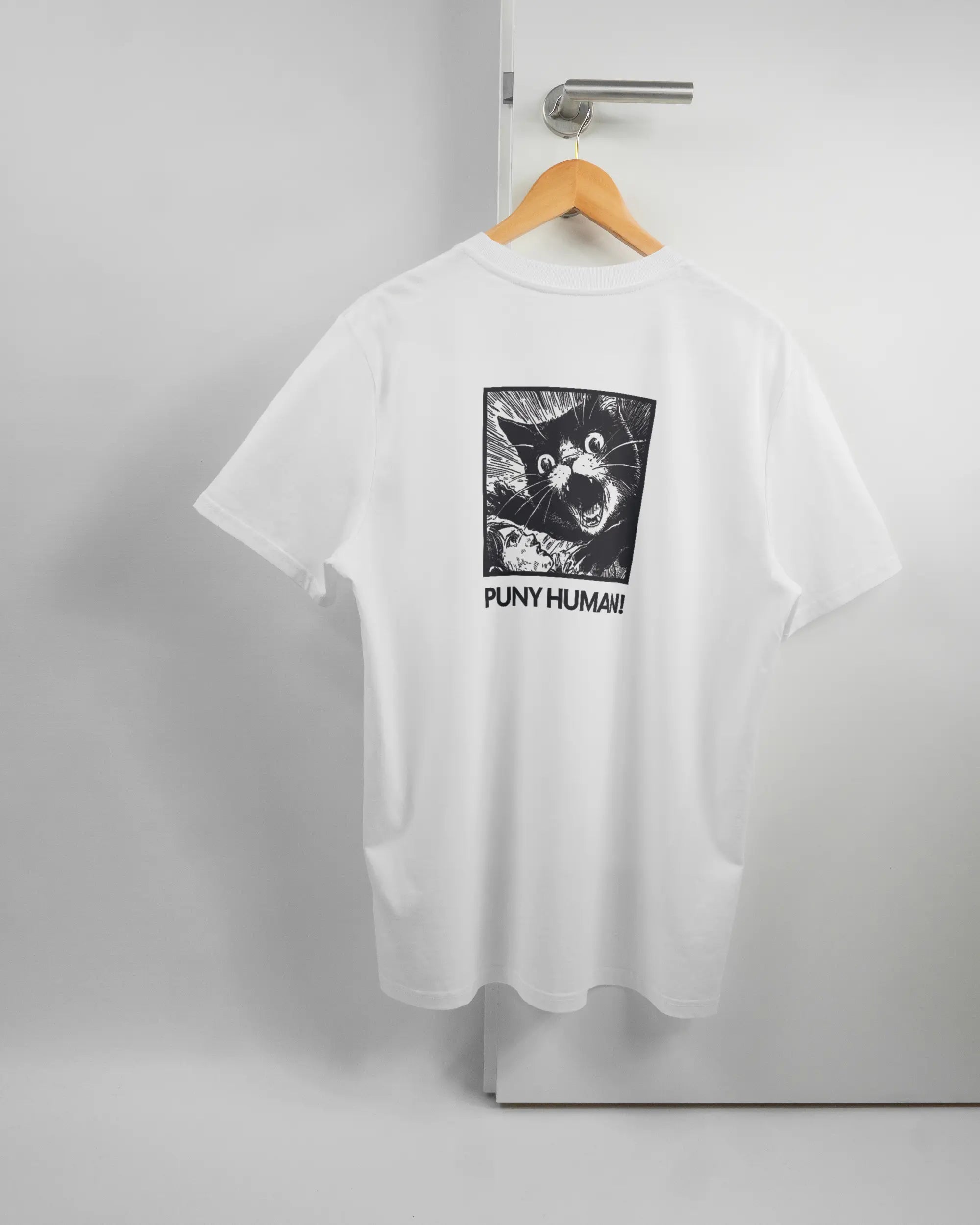 Rückseite des Organic Unisex T-Shirt Casual von Maondo mit dem Design Puny Human in der Farbe White und in der Größe L auf einem Bügel an der Türklinke aufgehängt