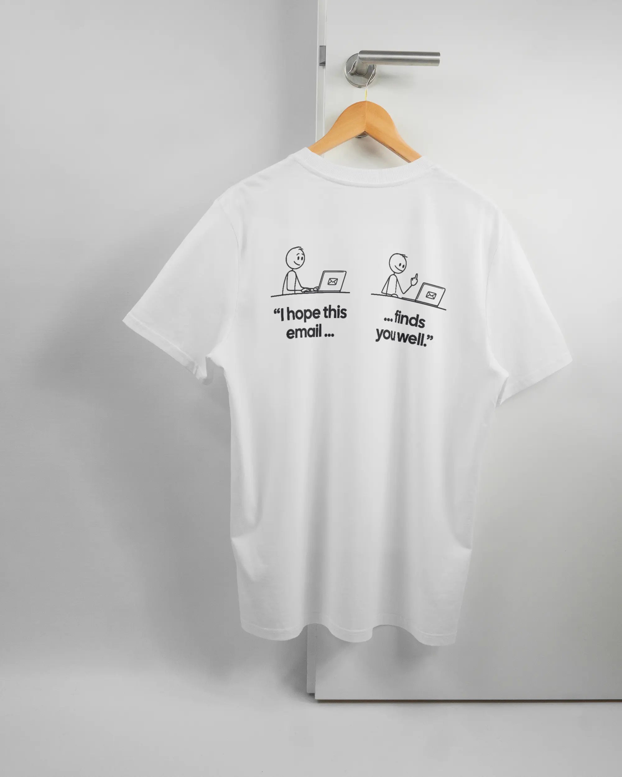 Rückseite des Organic Unisex T-Shirt Casual von Maondo mit dem Design Found me not well in der Farbe White und in der Größe L auf einem Bügel an der Türklinke aufgehängt