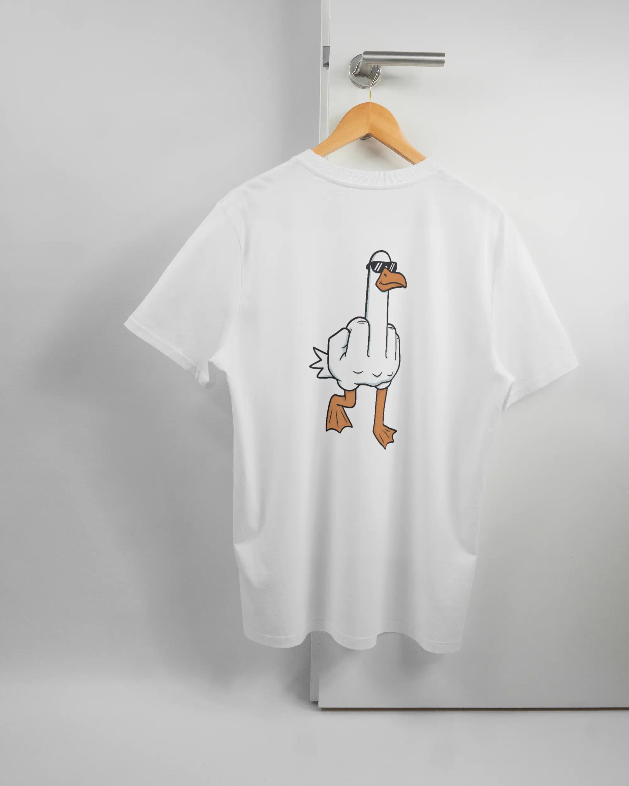 Rückseite des Organic Unisex T-Shirt Casual von Maondo mit dem Design I give a duck in der Farbe White und in der Größe L auf einem Bügel an der Türklinke aufgehängt