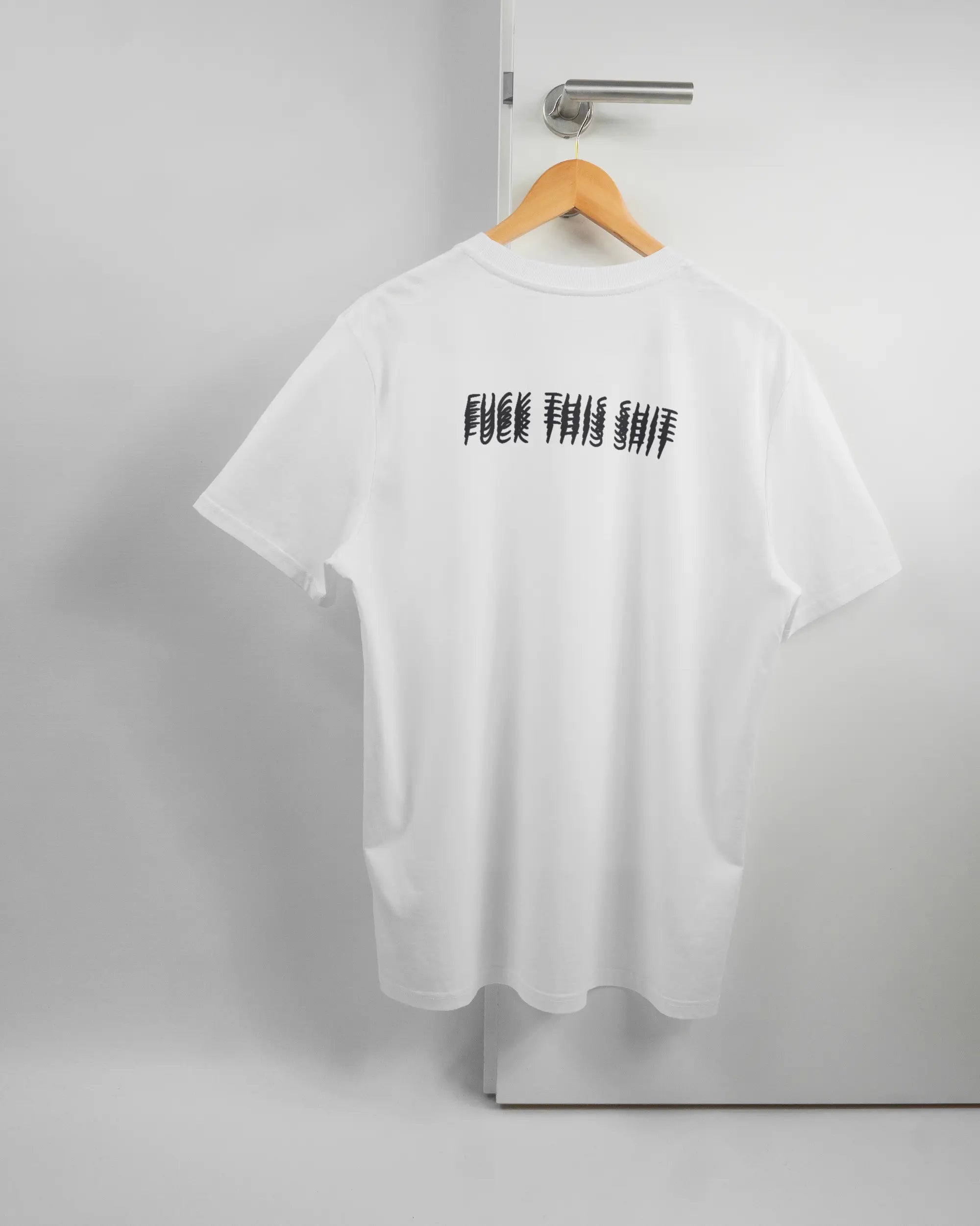 Rückseite des Organic Unisex T-Shirt Casual von Maondo mit dem Design Hidden Message in der Farbe White und in der Größe L auf einem Bügel an der Türklinke aufgehängt