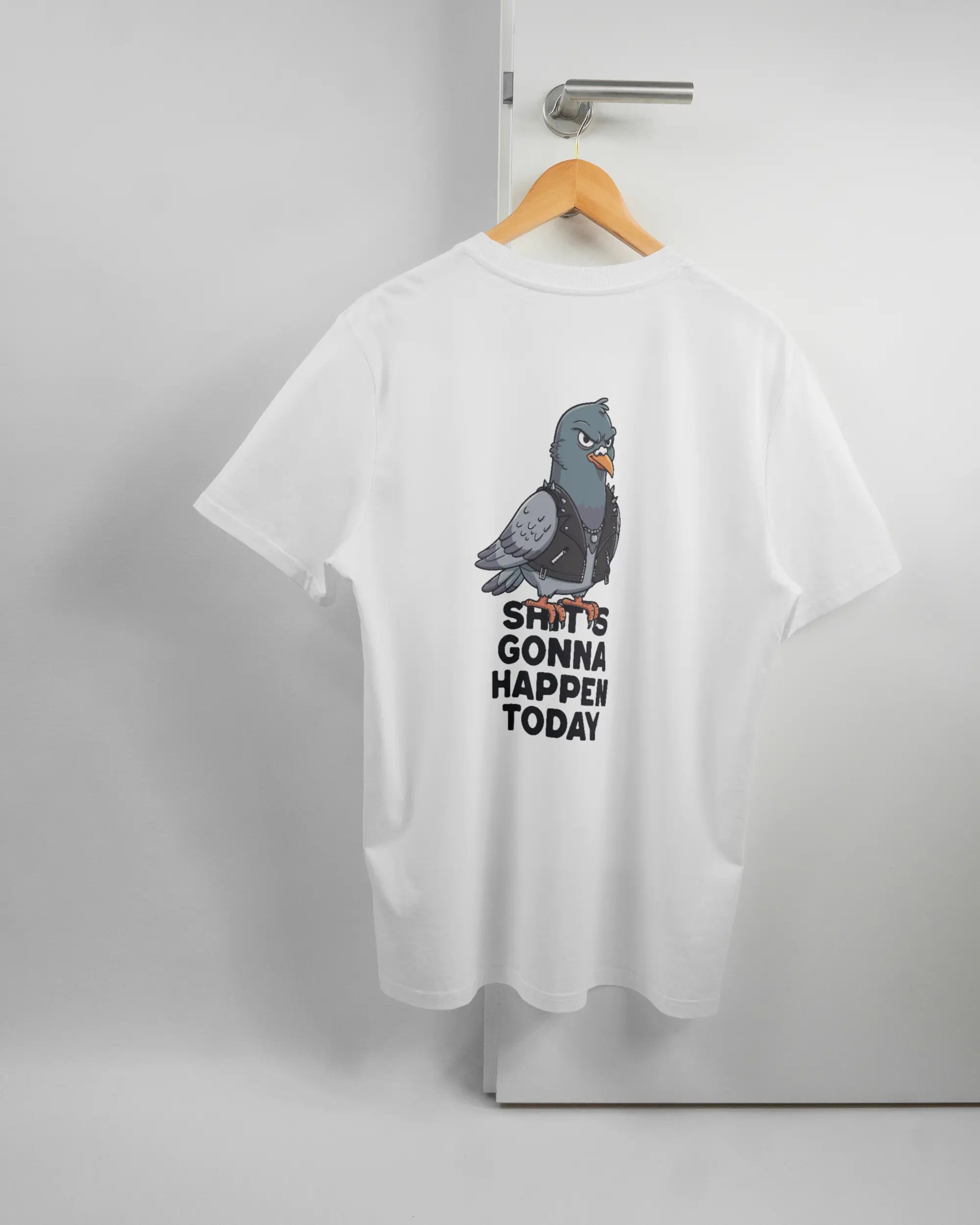 Rückseite des Organic Unisex T-Shirt Casual von Maondo mit dem Design Pigeon Pun in der Farbe White und in der Größe L auf einem Bügel an der Türklinke aufgehängt
