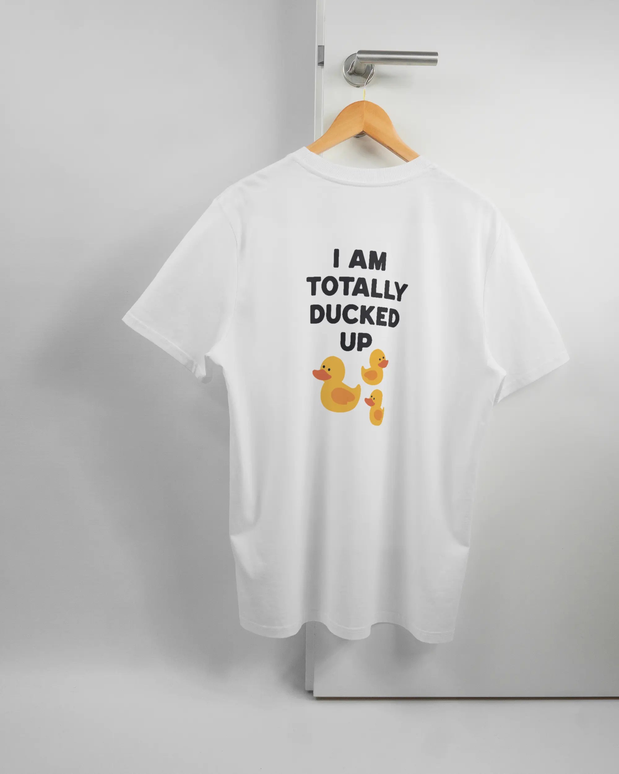 Rückseite des Organic Unisex T-Shirt Casual von Maondo mit dem Design Ducked Up in der Farbe White und in der Größe L auf einem Bügel an der Türklinke aufgehängt