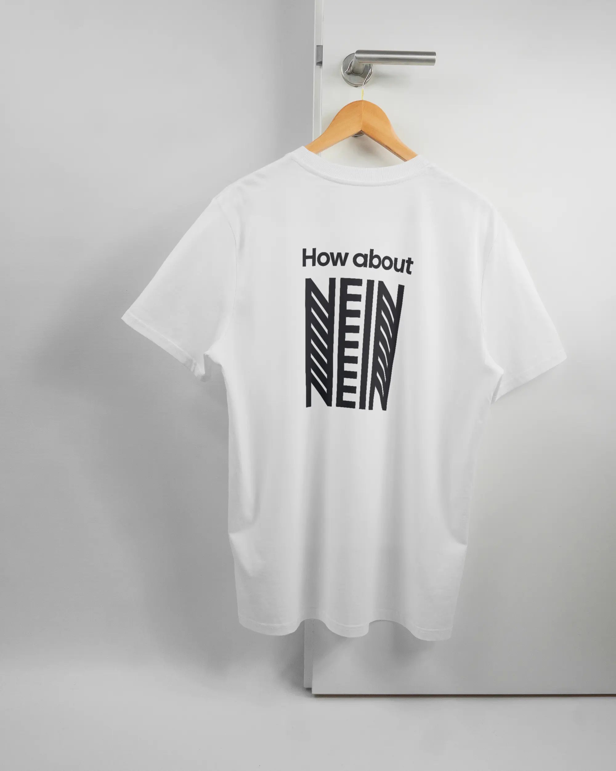 Rückseite des Organic Unisex T-Shirt Casual von Maondo mit dem Design How about nein in der Farbe White und in der Größe L auf einem Bügel an der Türklinke aufgehängt