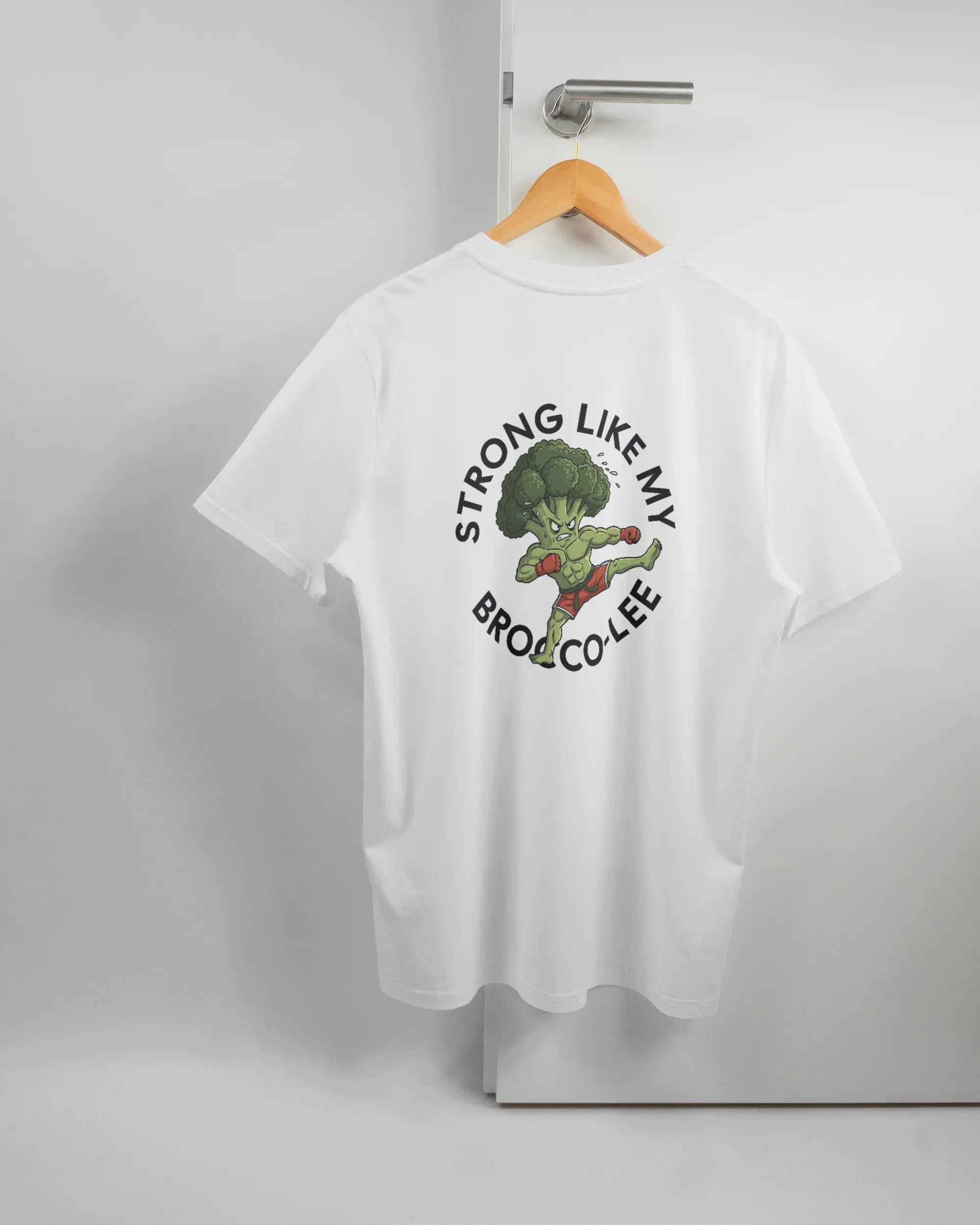 Rückseite des Organic Unisex T-Shirt Casual von Maondo mit dem Design Brocco-Lee in der Farbe White und in der Größe L auf einem Bügel an der Türklinke aufgehängt