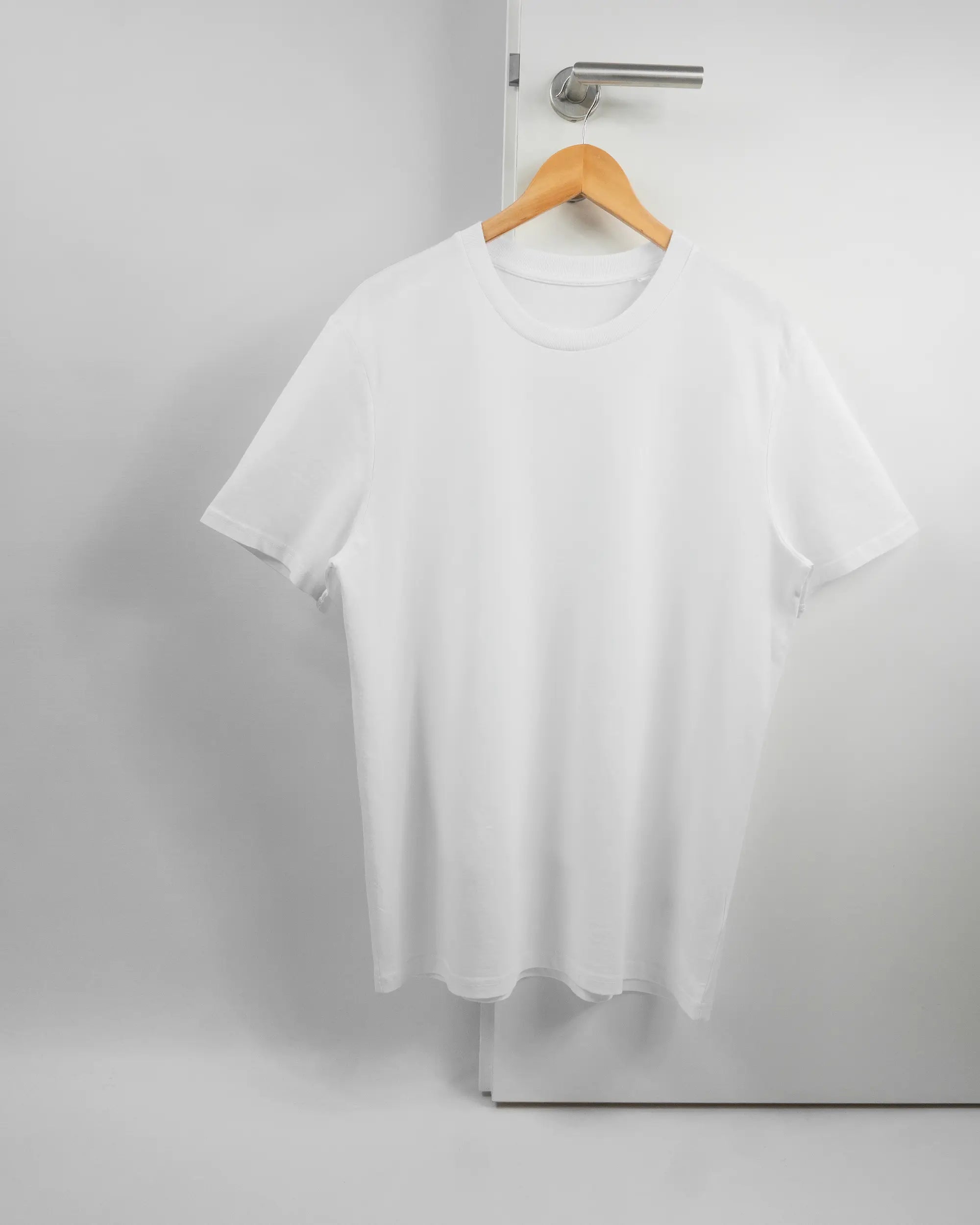 Vorderseite des Organic Unisex T-Shirt Casual von Maondo ohne Motiv in der Farbe White und in der Größe L auf einem Bügel an der Türklinke aufgehängt