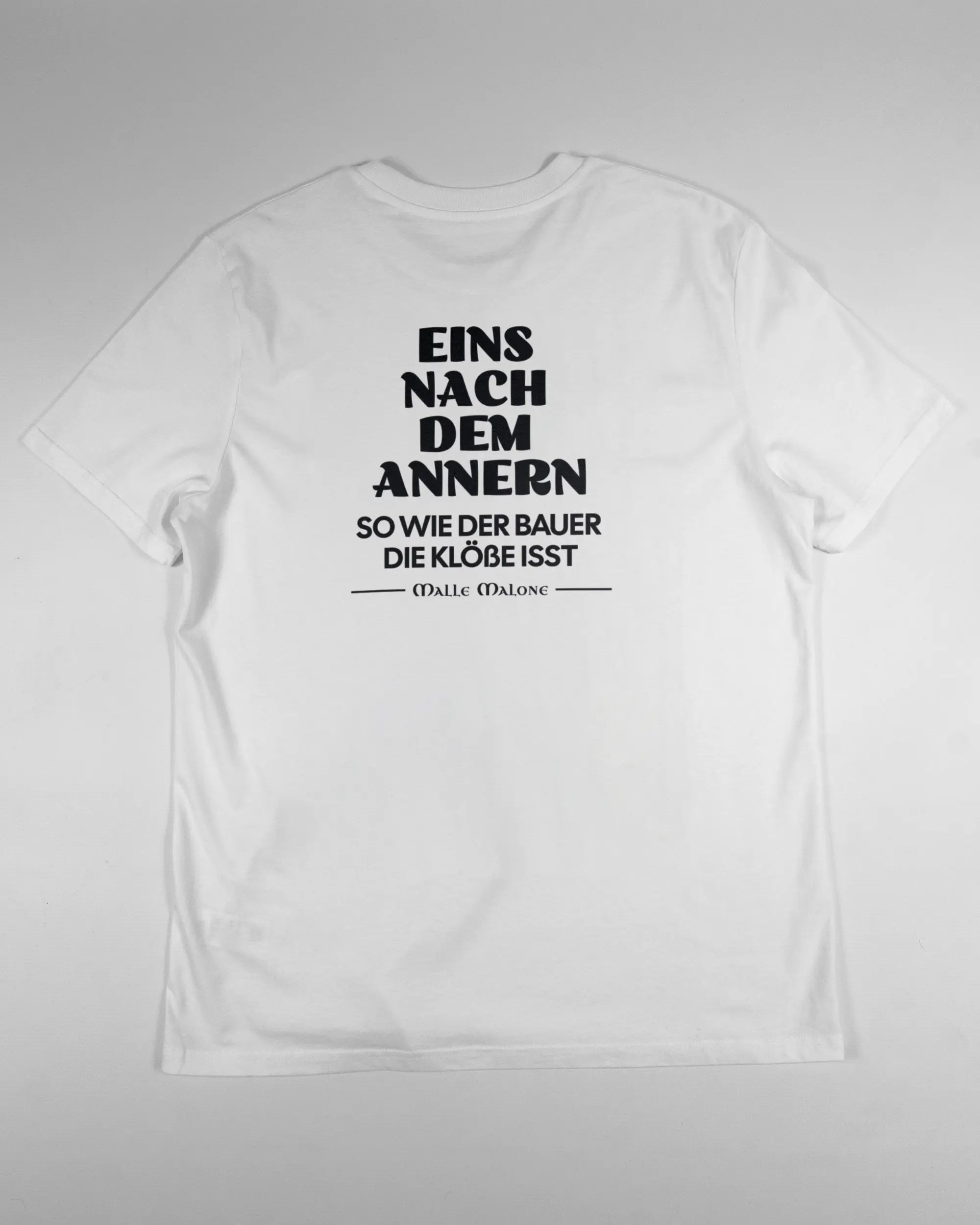 Rückseite des Organic Unisex T-Shirt Casual von Maondo mit dem Design Eins nach dem Annern in der Farbe White und in der Größe L flach auf den Boden gelegt