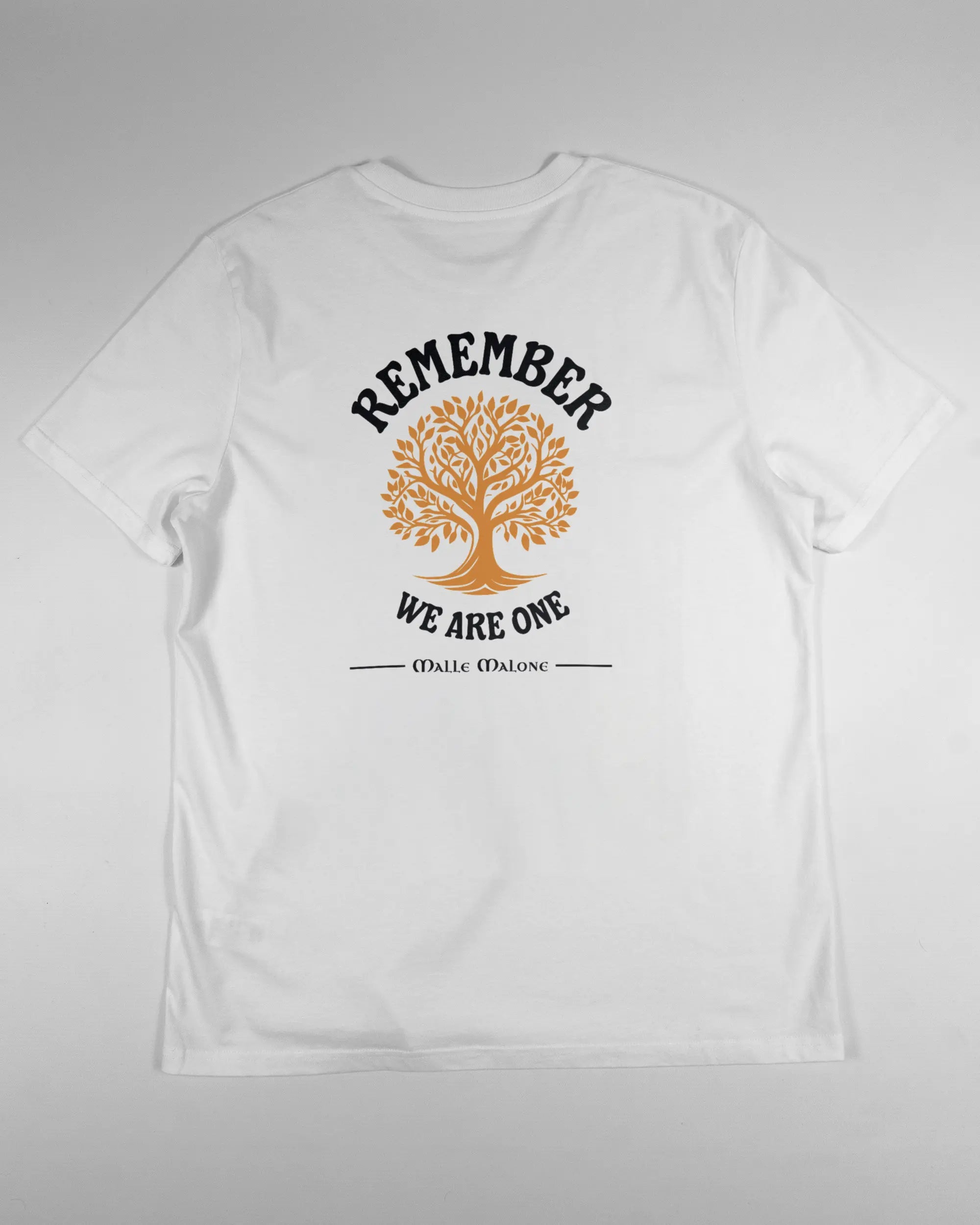 Rückseite des Organic Unisex T-Shirt Casual von Maondo mit dem Design We are one in der Farbe White und in der Größe L flach auf den Boden gelegt