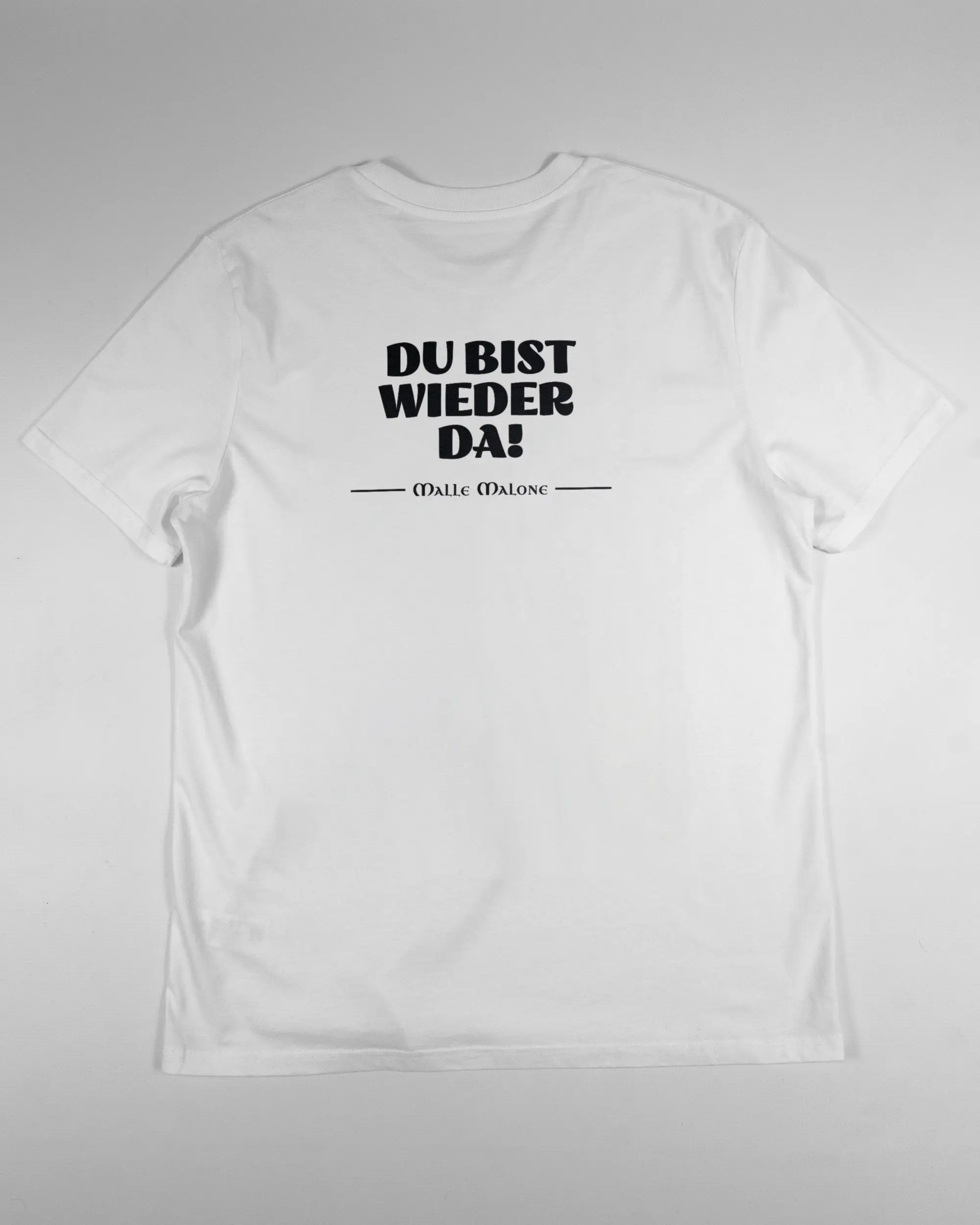 Rückseite des Organic Unisex T-Shirt Casual von Maondo mit dem Design Wieder da in der Farbe White und in der Größe L flach auf den Boden gelegt