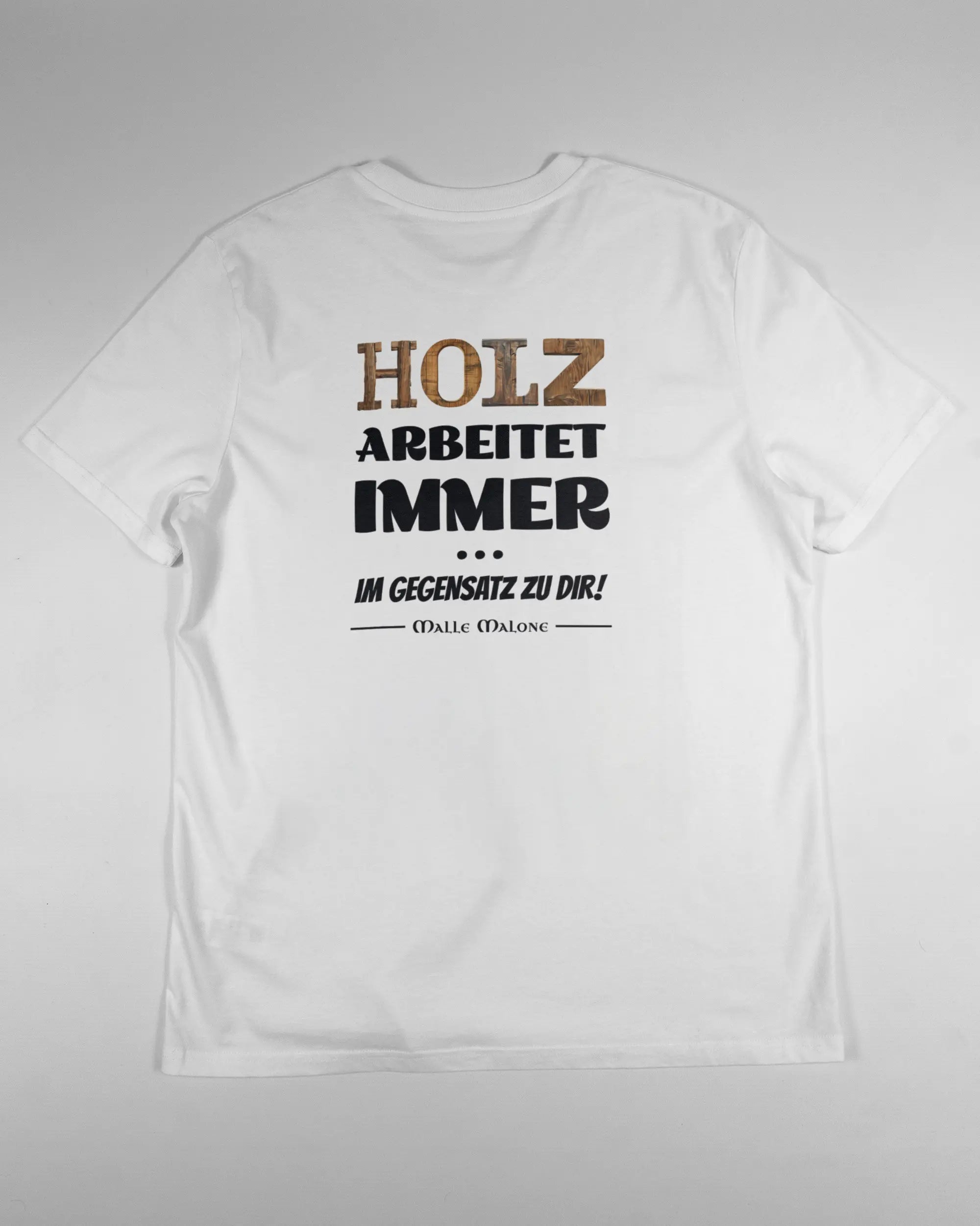 Rückseite des Organic Unisex T-Shirt Casual von Maondo mit dem Design Holzarbeit in der Farbe White und in der Größe L flach auf den Boden gelegt