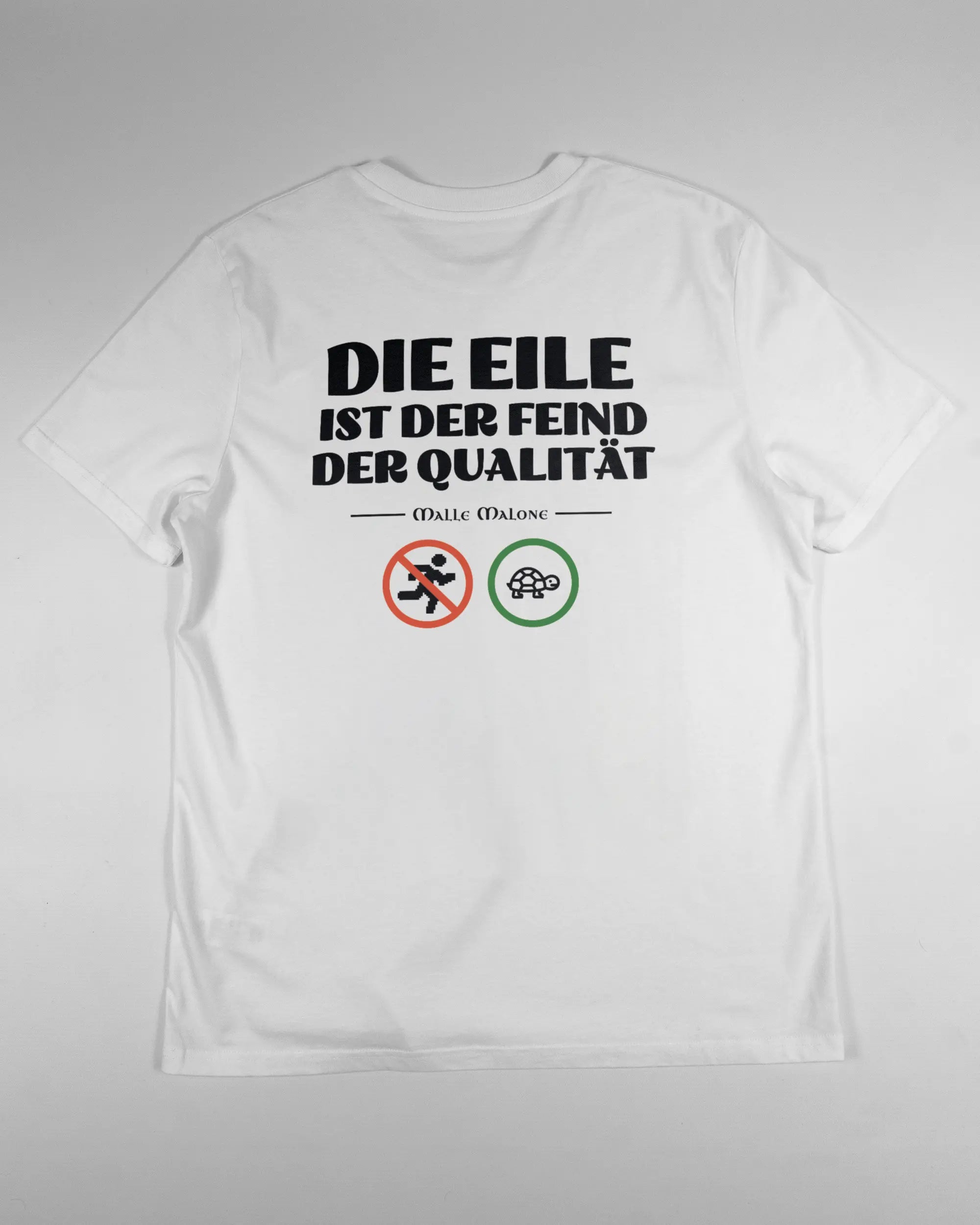 Rückseite des Organic Unisex T-Shirt Casual von Maondo mit dem Design Keine Eile in der Farbe White und in der Größe L flach auf den Boden gelegt