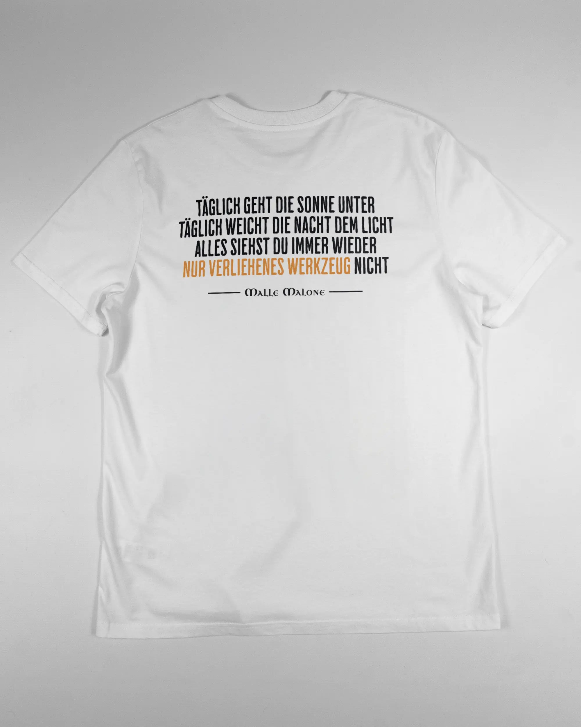 Rückseite des Organic Unisex T-Shirt Casual von Maondo mit dem Design Wegzeug in der Farbe White und in der Größe L flach auf den Boden gelegt