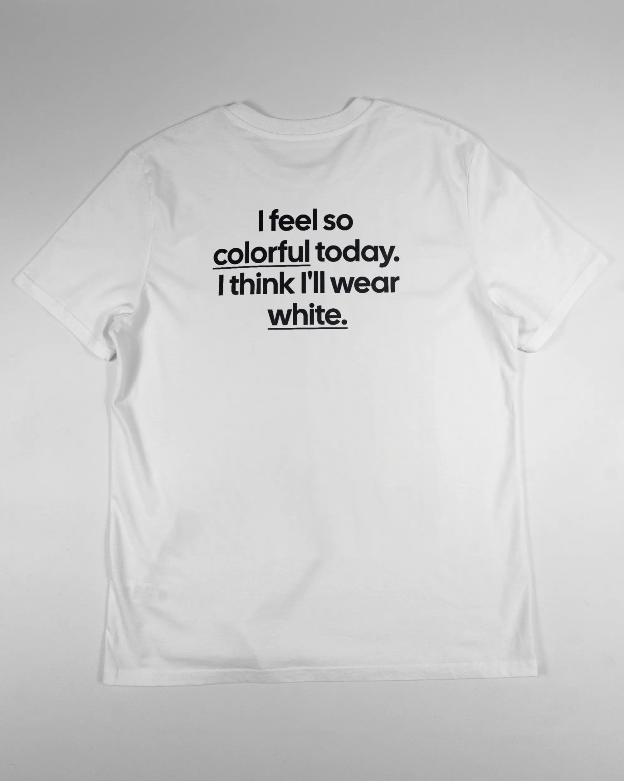 Rückseite des Organic Unisex T-Shirt Casual von Maondo mit dem Design Colorful Day in der Farbe White und in der Größe L flach auf den Boden gelegt