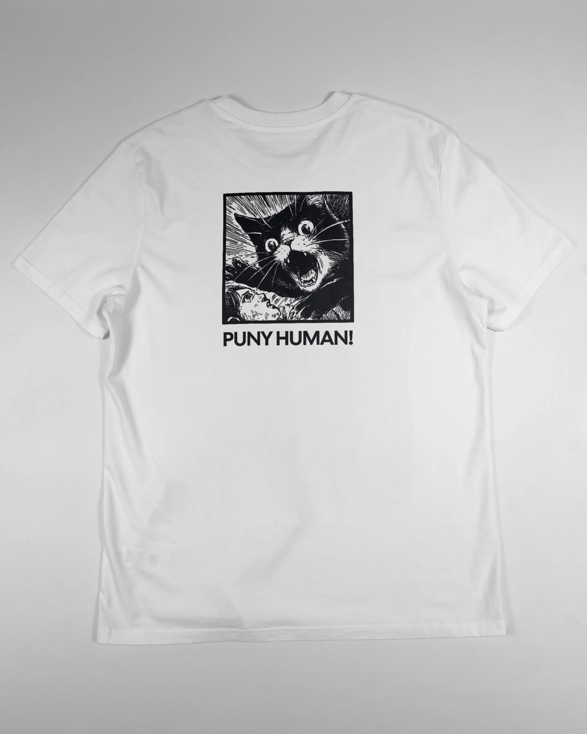 Rückseite des Organic Unisex T-Shirt Casual von Maondo mit dem Design Puny Human in der Farbe White und in der Größe L flach auf den Boden gelegt