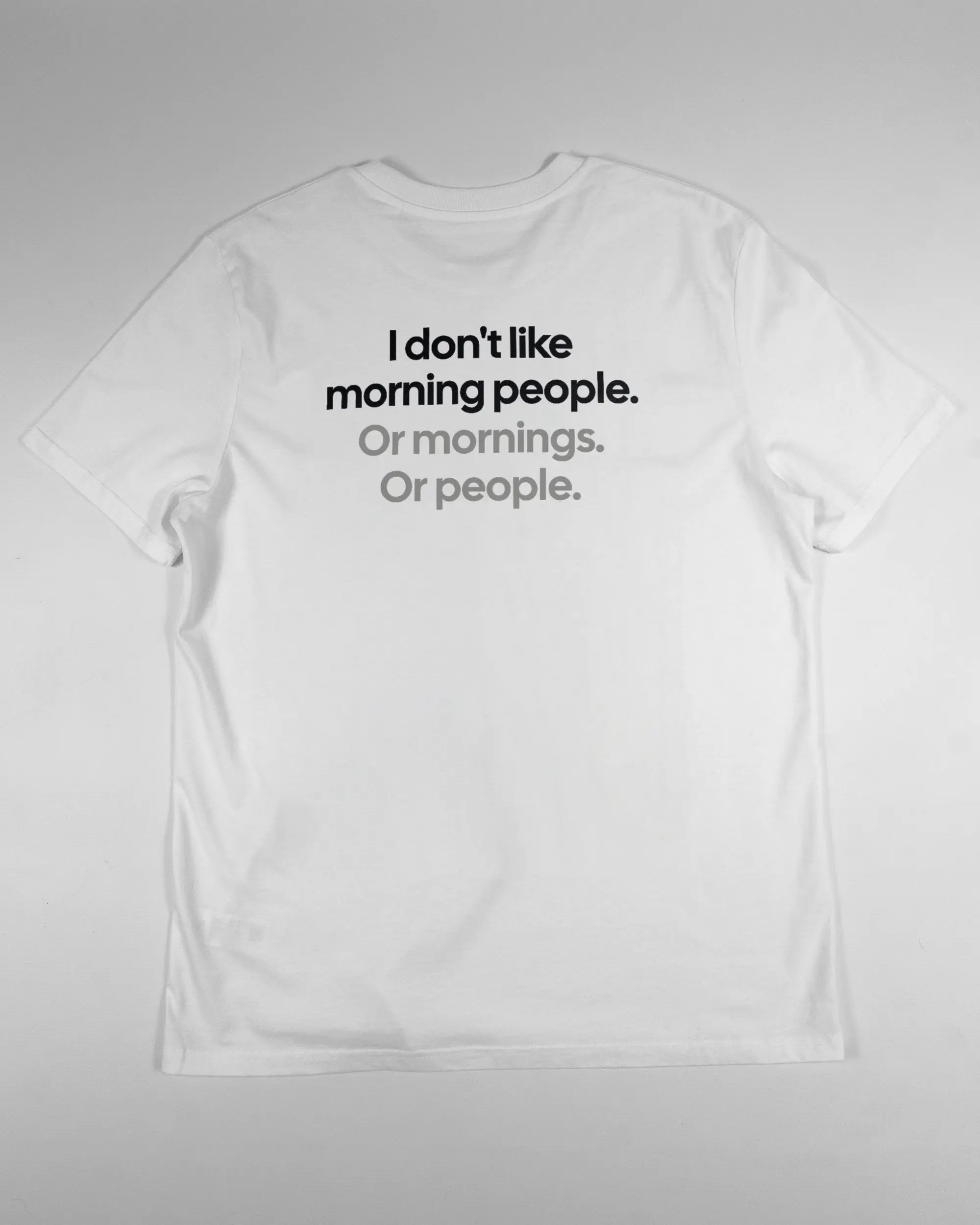 Rückseite des Organic Unisex T-Shirt Casual von Maondo mit dem Design Morning Person in der Farbe White und in der Größe L flach auf den Boden gelegt