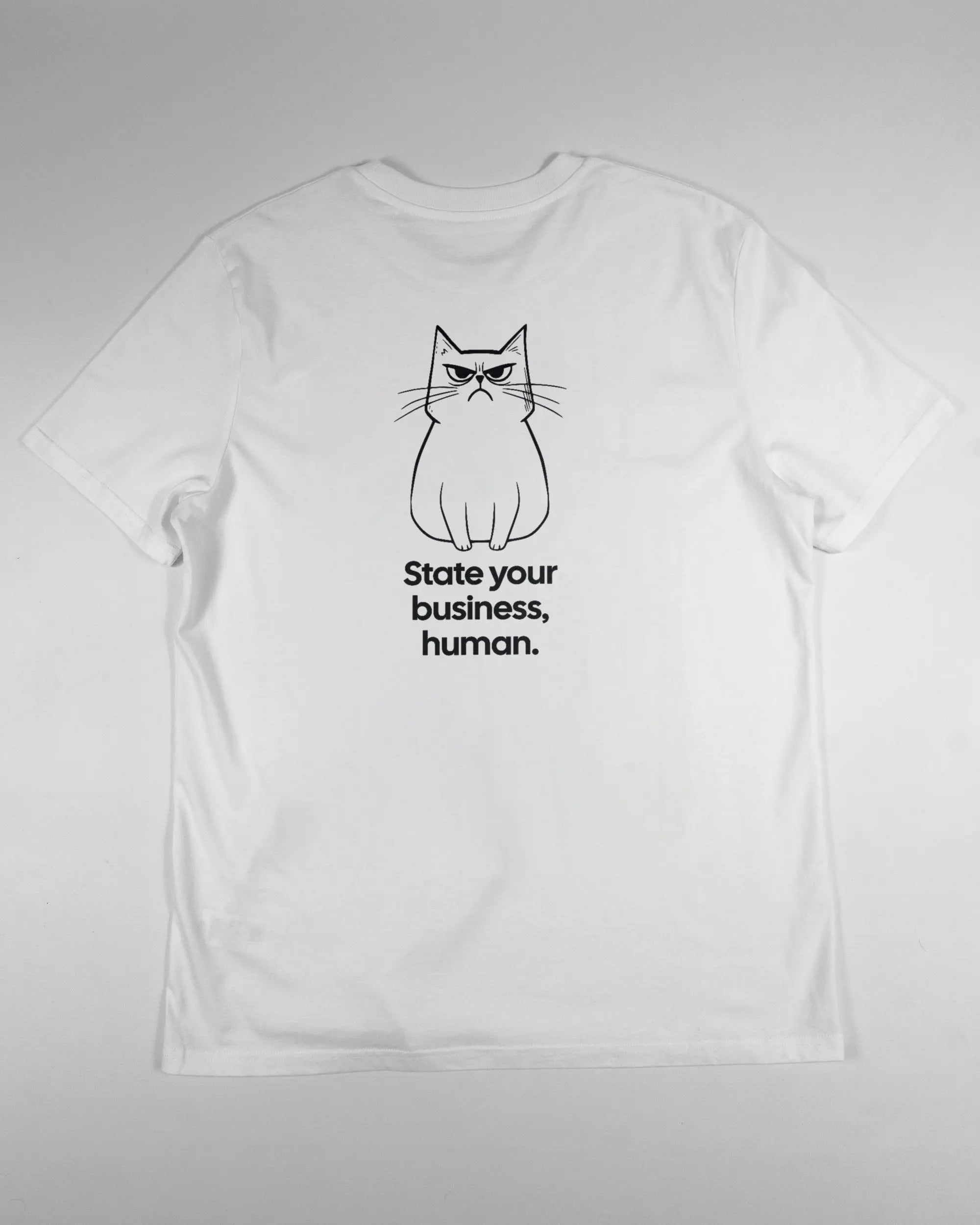Rückseite des Organic Unisex T-Shirt Casual von Maondo mit dem Design Grumpy Purr in der Farbe White und in der Größe L flach auf den Boden gelegt