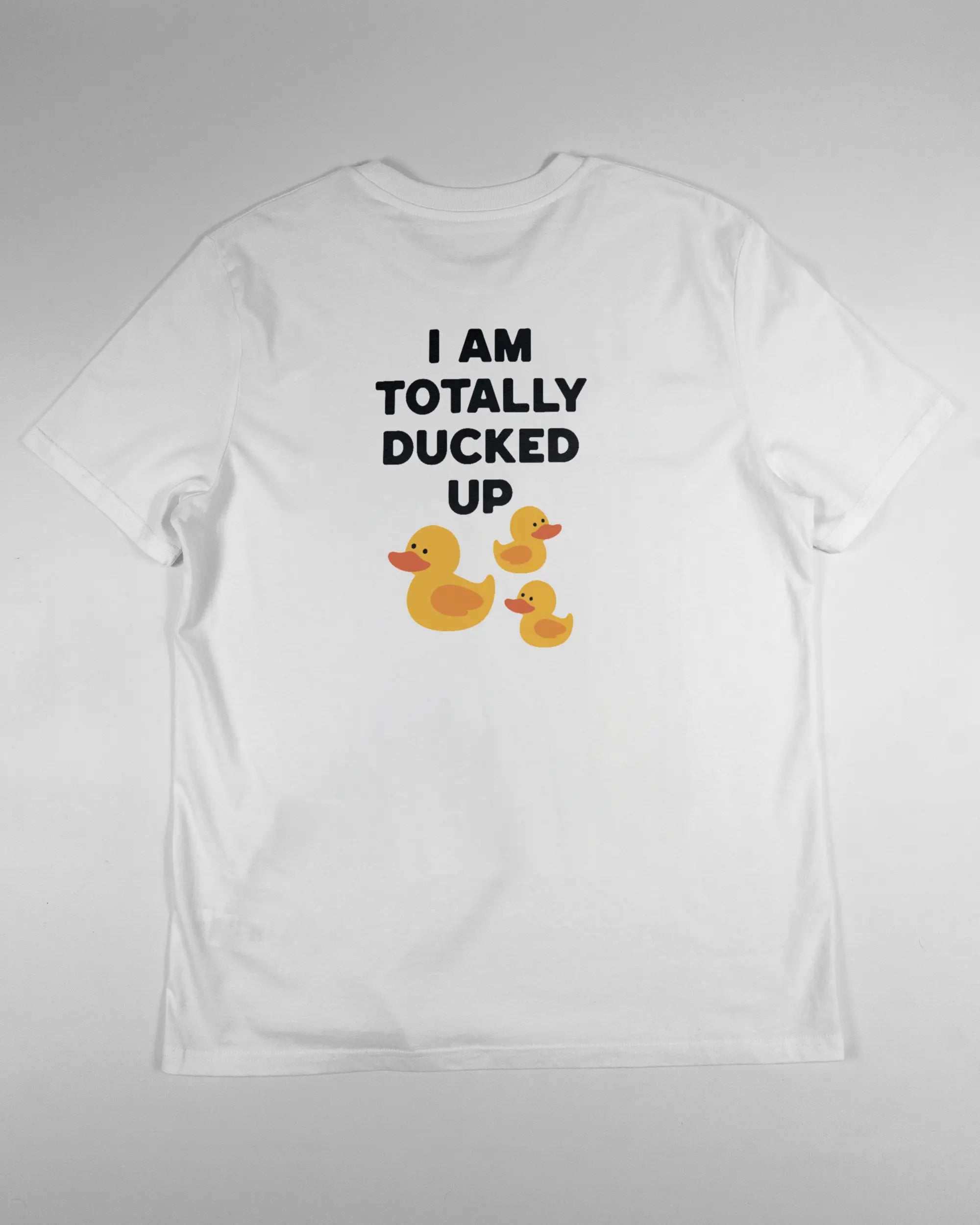 Rückseite des Organic Unisex T-Shirt Casual von Maondo mit dem Design Ducked Up in der Farbe White und in der Größe L flach auf den Boden gelegt