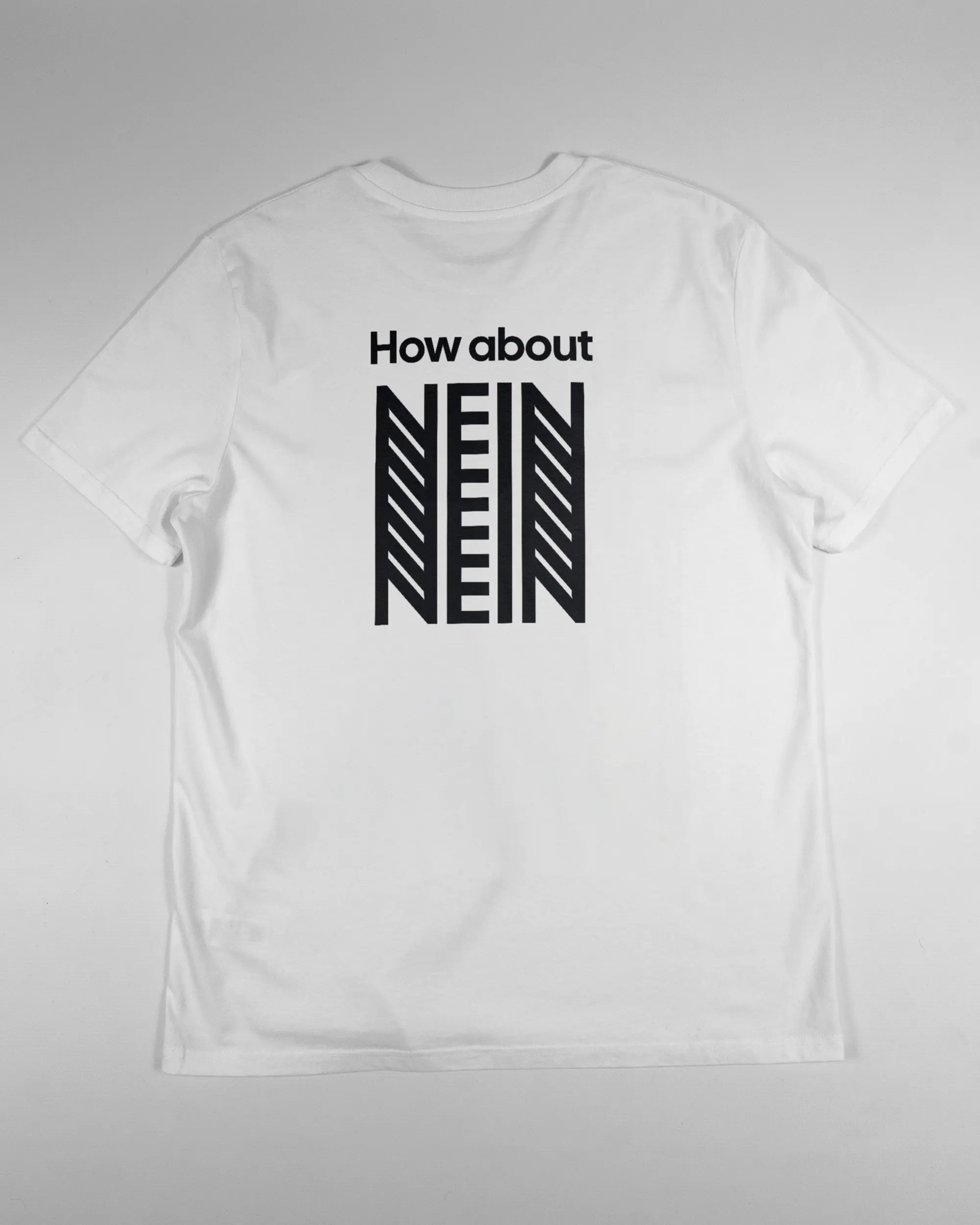 Rückseite des Organic Unisex T-Shirt Casual von Maondo mit dem Design How about nein in der Farbe White und in der Größe L flach auf den Boden gelegt