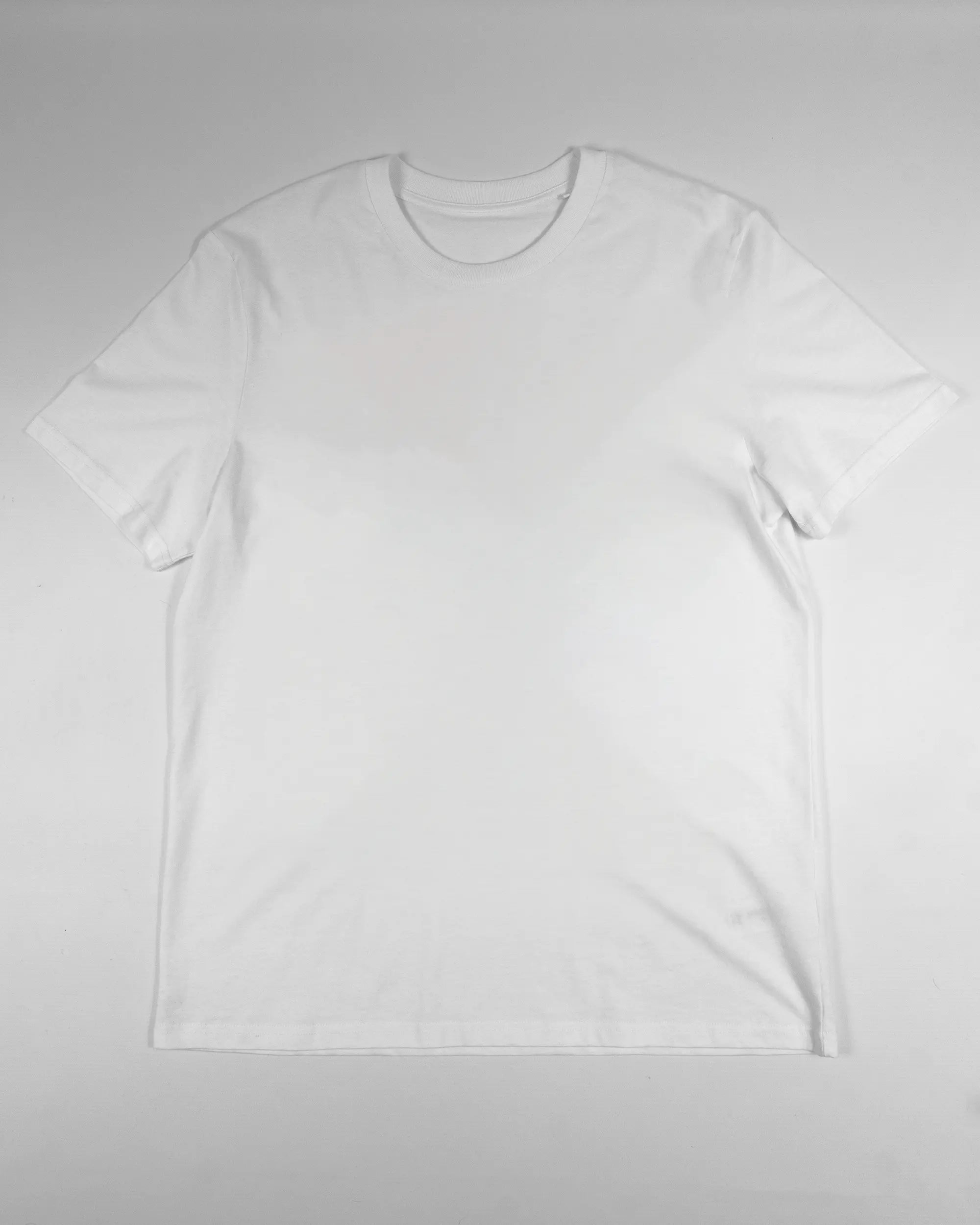 Vorderseite des Organic Unisex T-Shirt Casual von Maondo ohne Motiv in der Farbe White und in der Größe L flach auf den Boden gelegt