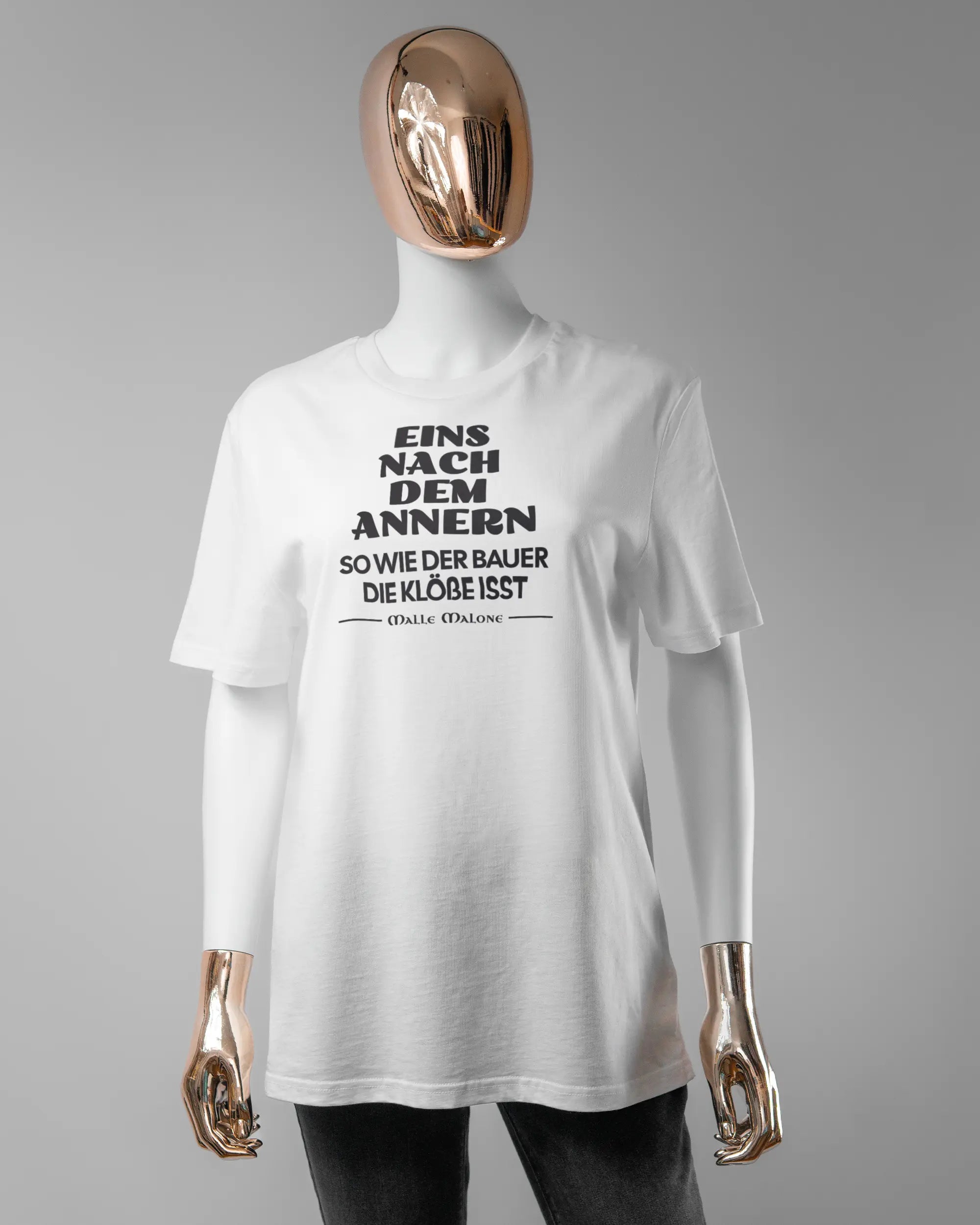 Vorderseite des Organic Unisex T-Shirt Casual von Maondo mit dem Design Eins nach dem Annern in der Farbe White und in der Größe S getragen von einer femininen Puppe