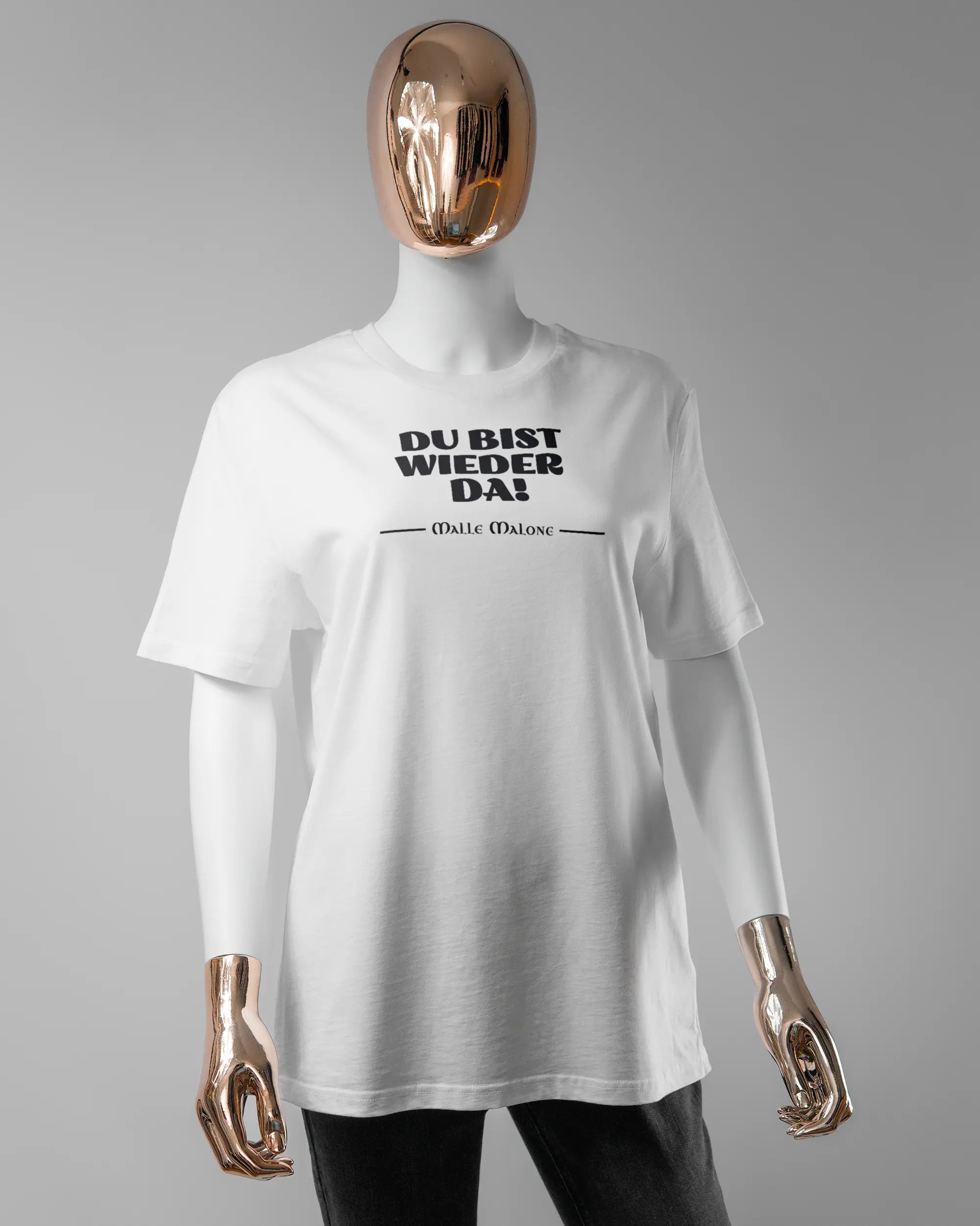 Vorderseite des Organic Unisex T-Shirt Casual von Maondo mit dem Design Wieder da in der Farbe White und in der Größe S getragen von einer femininen Puppe