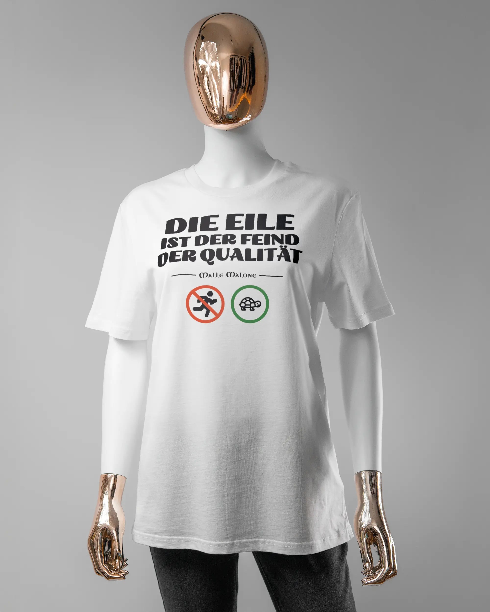 Vorderseite des Organic Unisex T-Shirt Casual von Maondo mit dem Design Keine Eile in der Farbe White und in der Größe S getragen von einer femininen Puppe