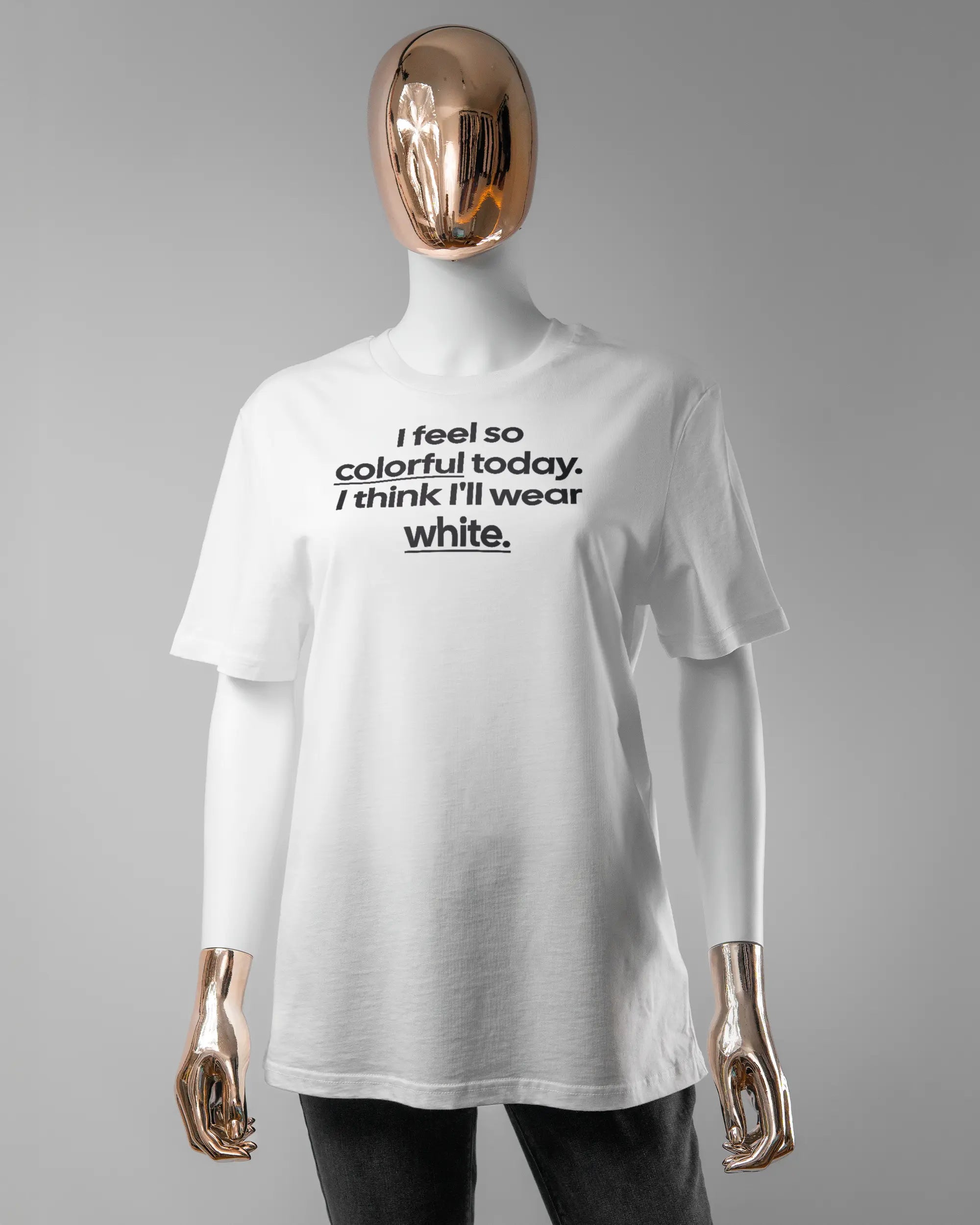 Vorderseite des Organic Unisex T-Shirt Casual von Maondo mit dem Design Colorful Day in der Farbe White und in der Größe S getragen von einer femininen Puppe