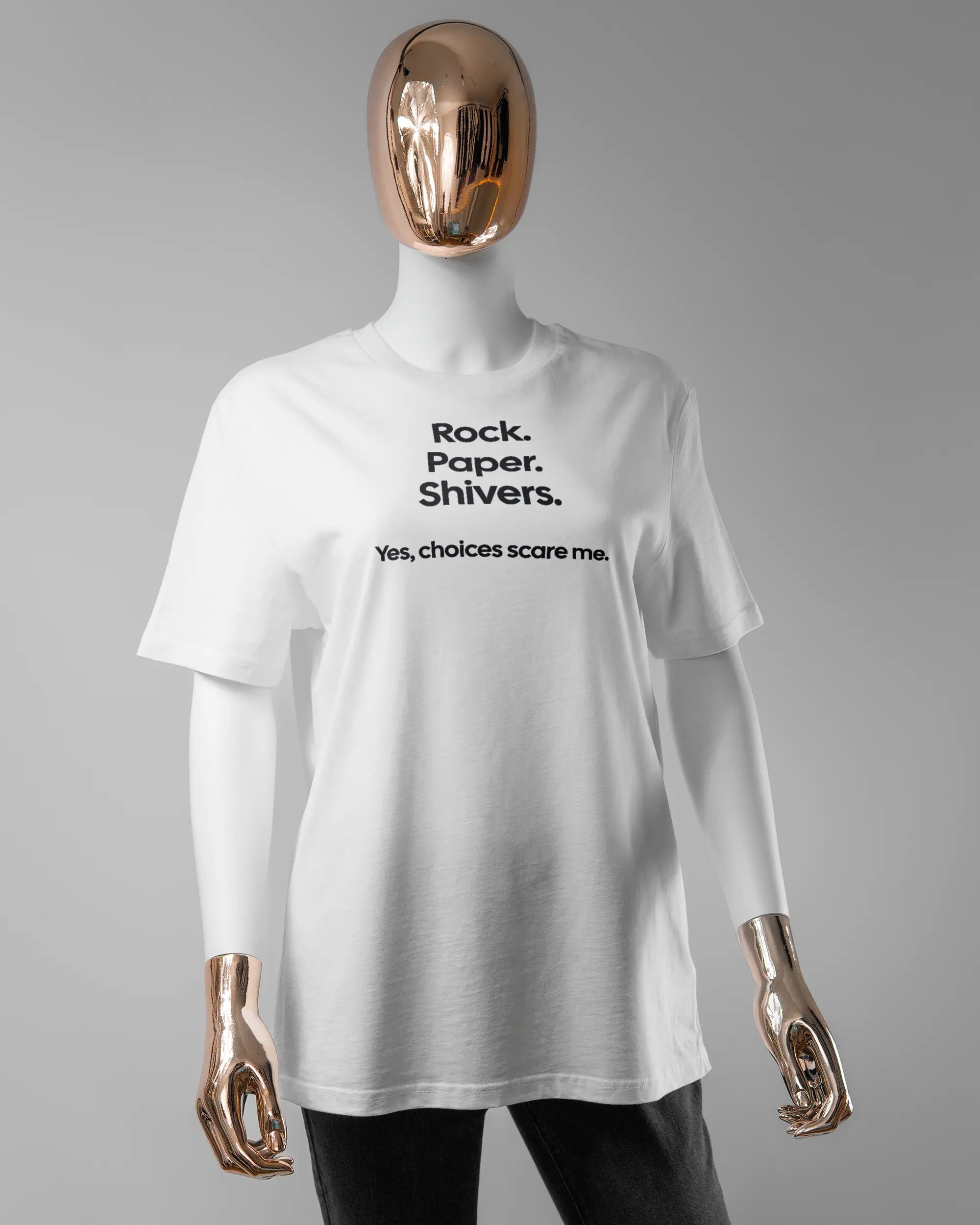 Vorderseite des Organic Unisex T-Shirt Casual von Maondo mit dem Design Rock Paper Shivers in der Farbe White und in der Größe S getragen von einer femininen Puppe