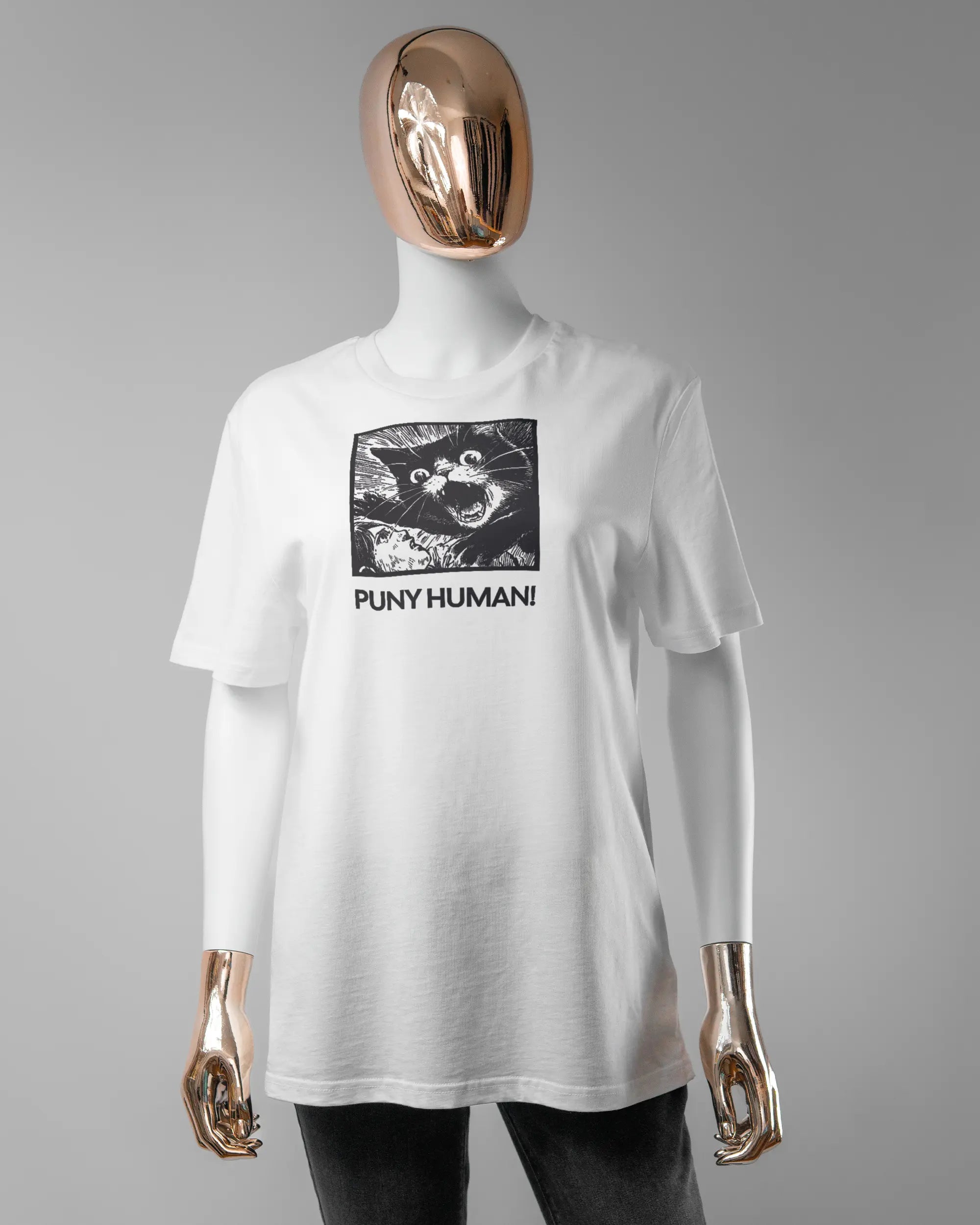 Vorderseite des Organic Unisex T-Shirt Casual von Maondo mit dem Design Puny Human in der Farbe White und in der Größe S getragen von einer femininen Puppe