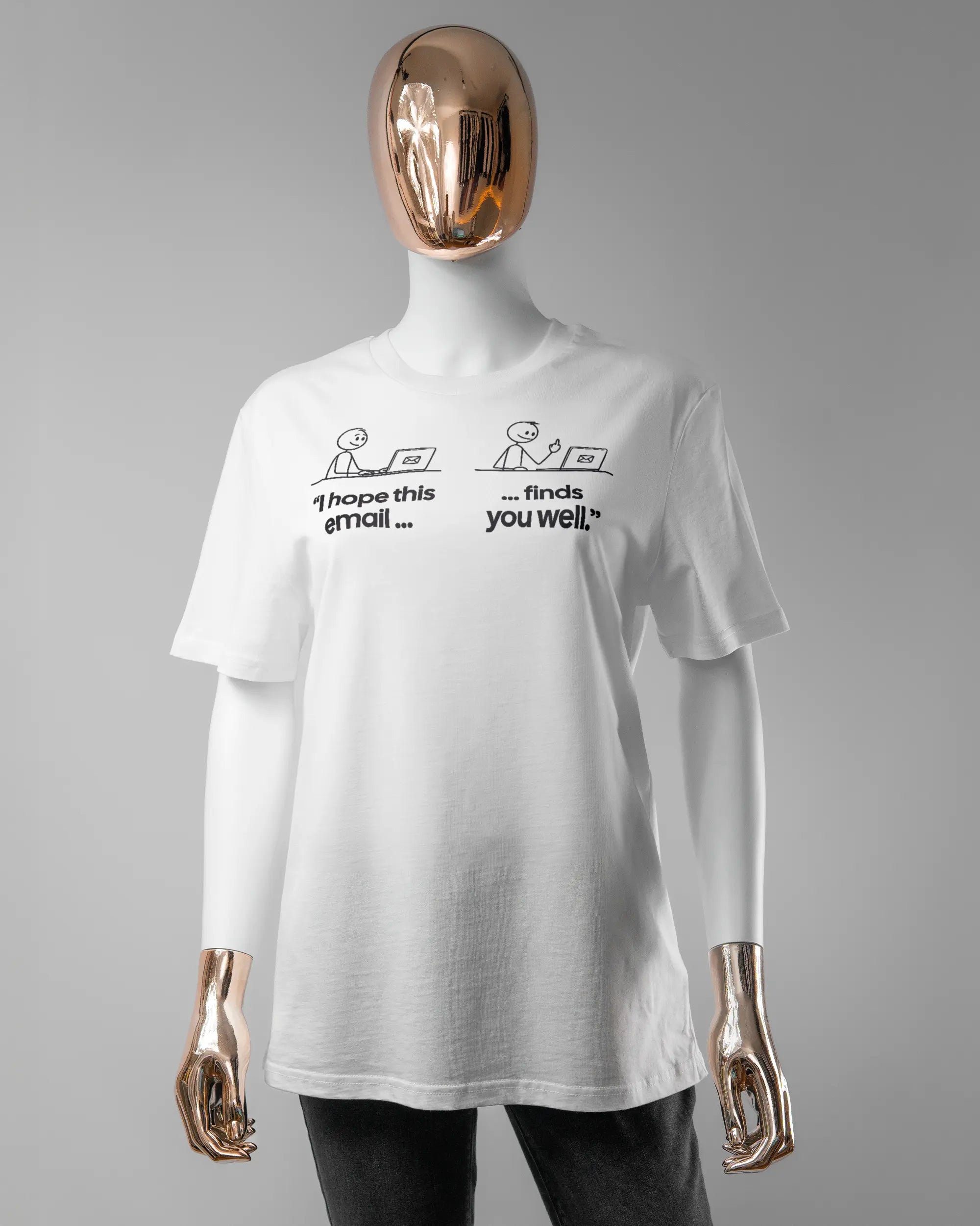 Vorderseite des Organic Unisex T-Shirt Casual von Maondo mit dem Design Found me not well in der Farbe White und in der Größe S getragen von einer femininen Puppe