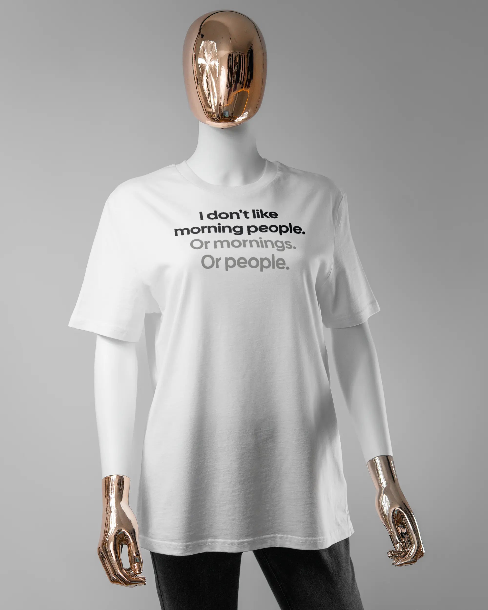 Vorderseite des Organic Unisex T-Shirt Casual von Maondo mit dem Design Morning Person in der Farbe White und in der Größe S getragen von einer femininen Puppe