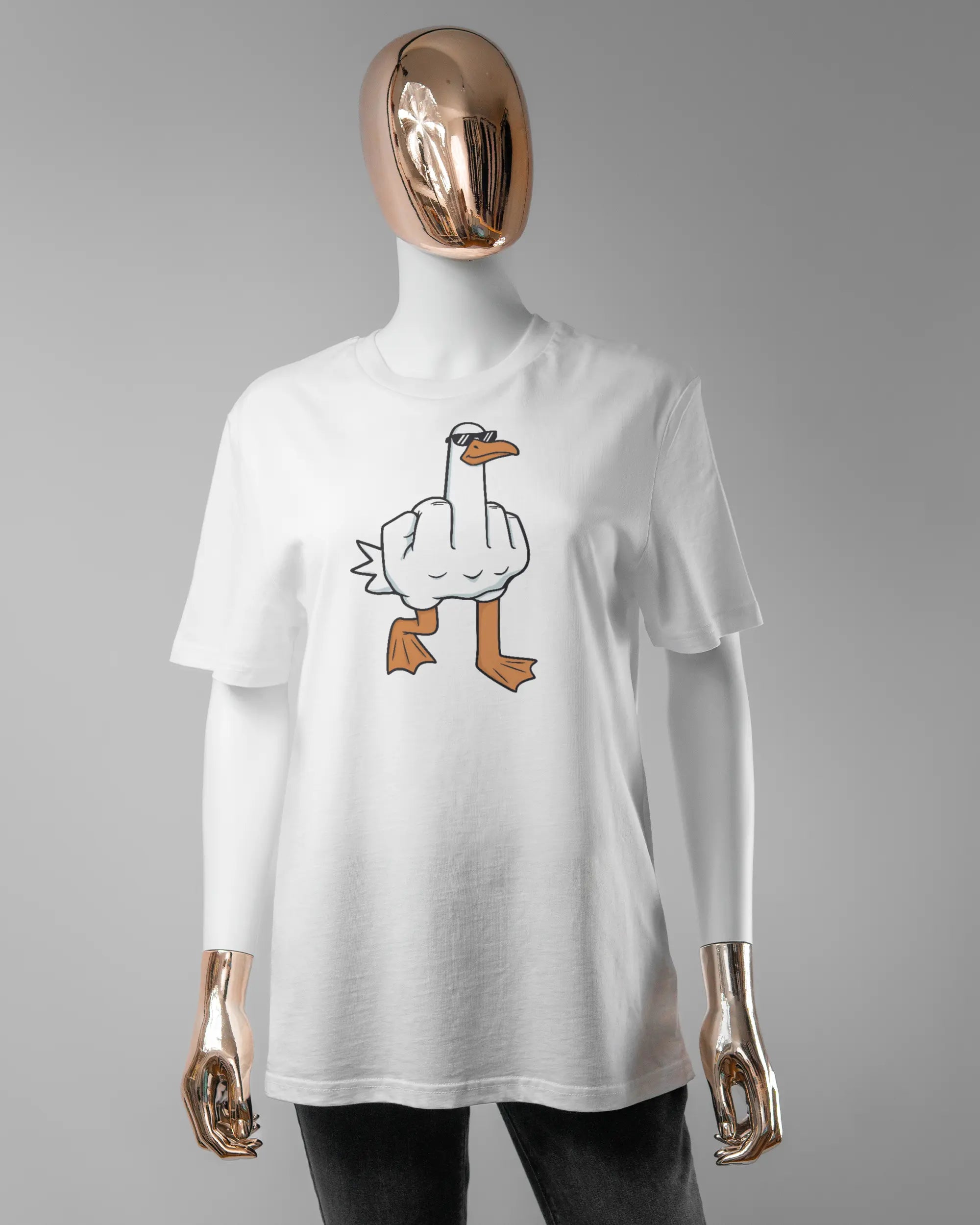 Vorderseite des Organic Unisex T-Shirt Casual von Maondo mit dem Design I give a duck in der Farbe White und in der Größe S getragen von einer femininen Puppe