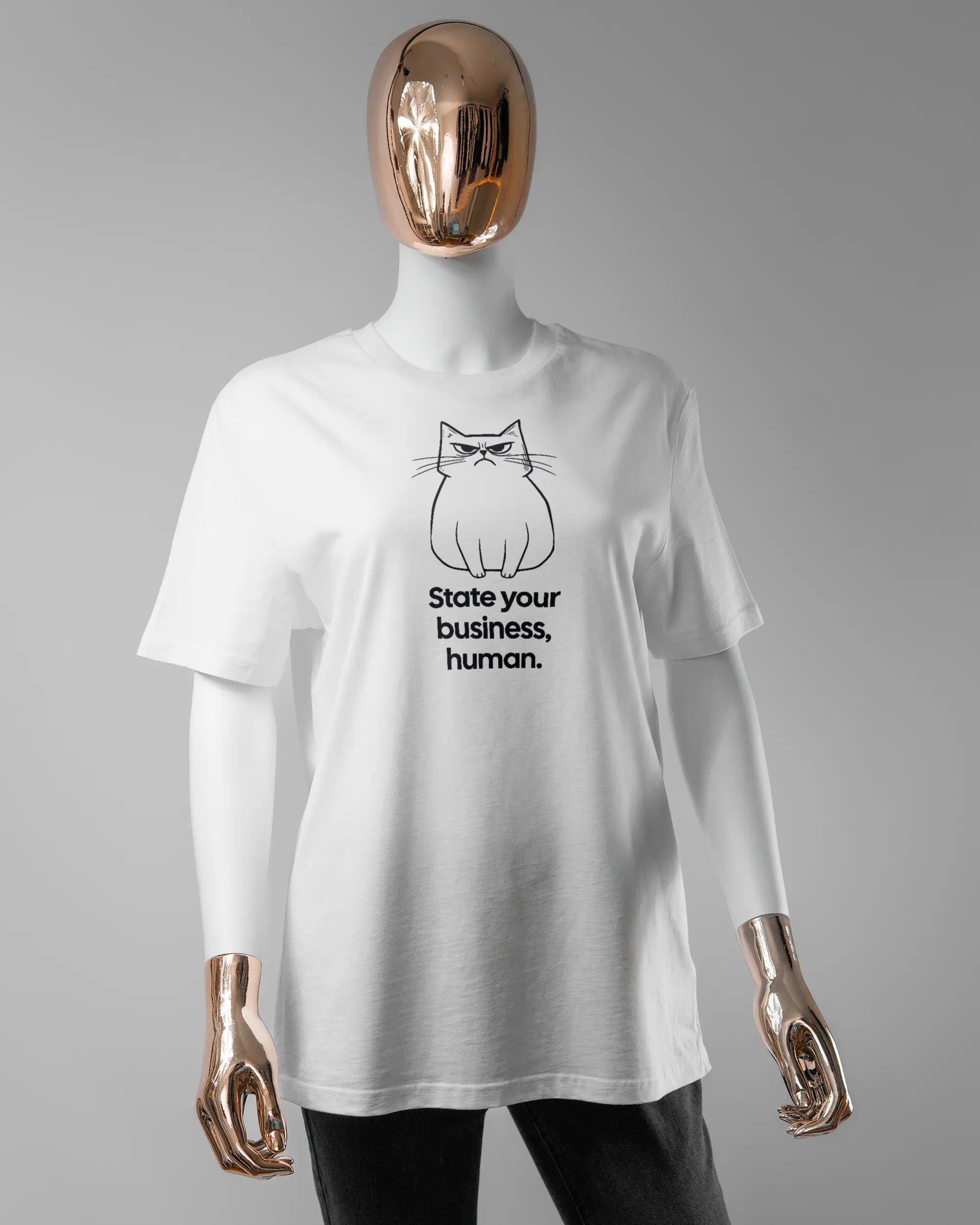 Vorderseite des Organic Unisex T-Shirt Casual von Maondo mit dem Design Grumpy Purr in der Farbe White und in der Größe S getragen von einer femininen Puppe