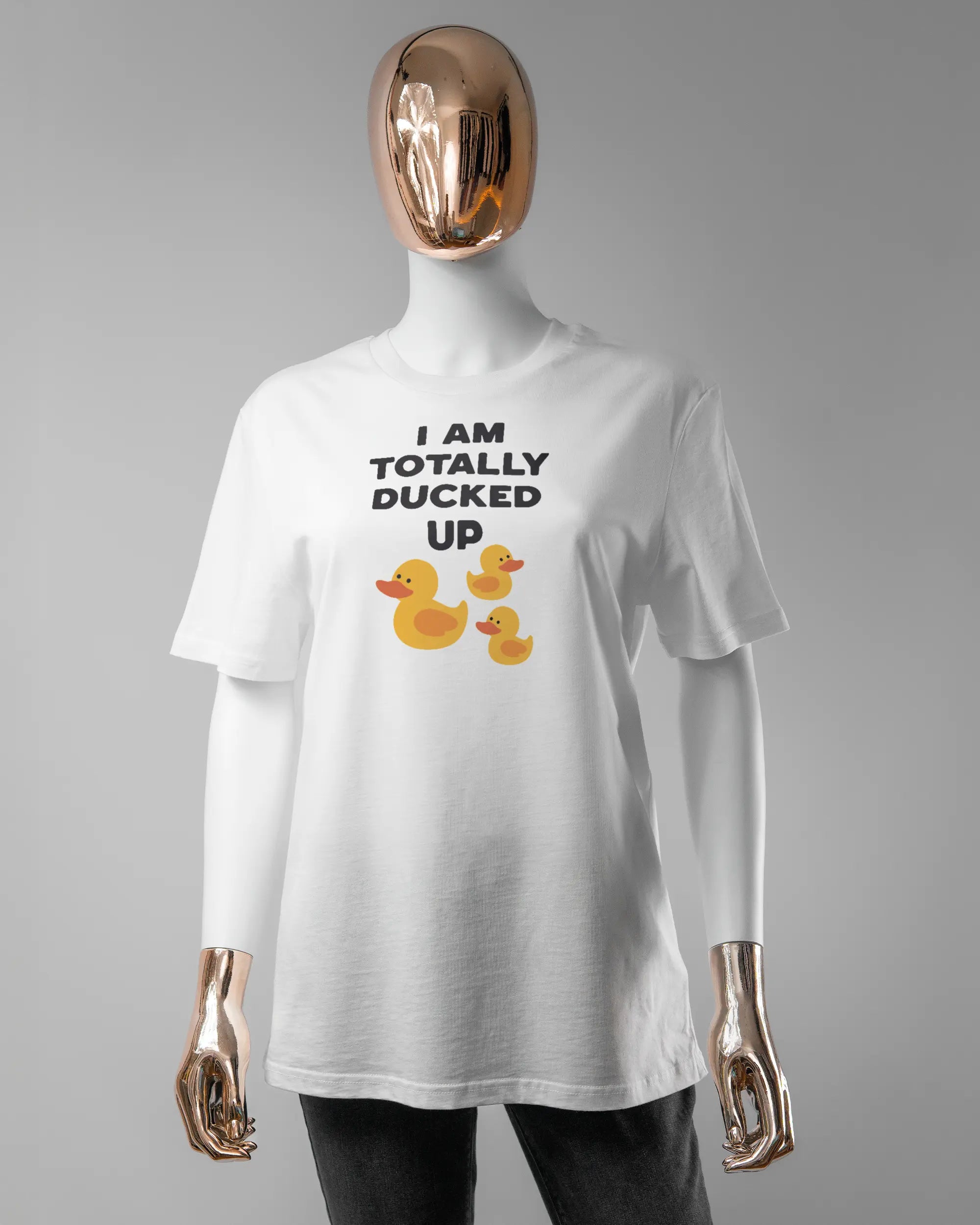 Vorderseite des Organic Unisex T-Shirt Casual von Maondo mit dem Design Ducked Up in der Farbe White und in der Größe S getragen von einer femininen Puppe