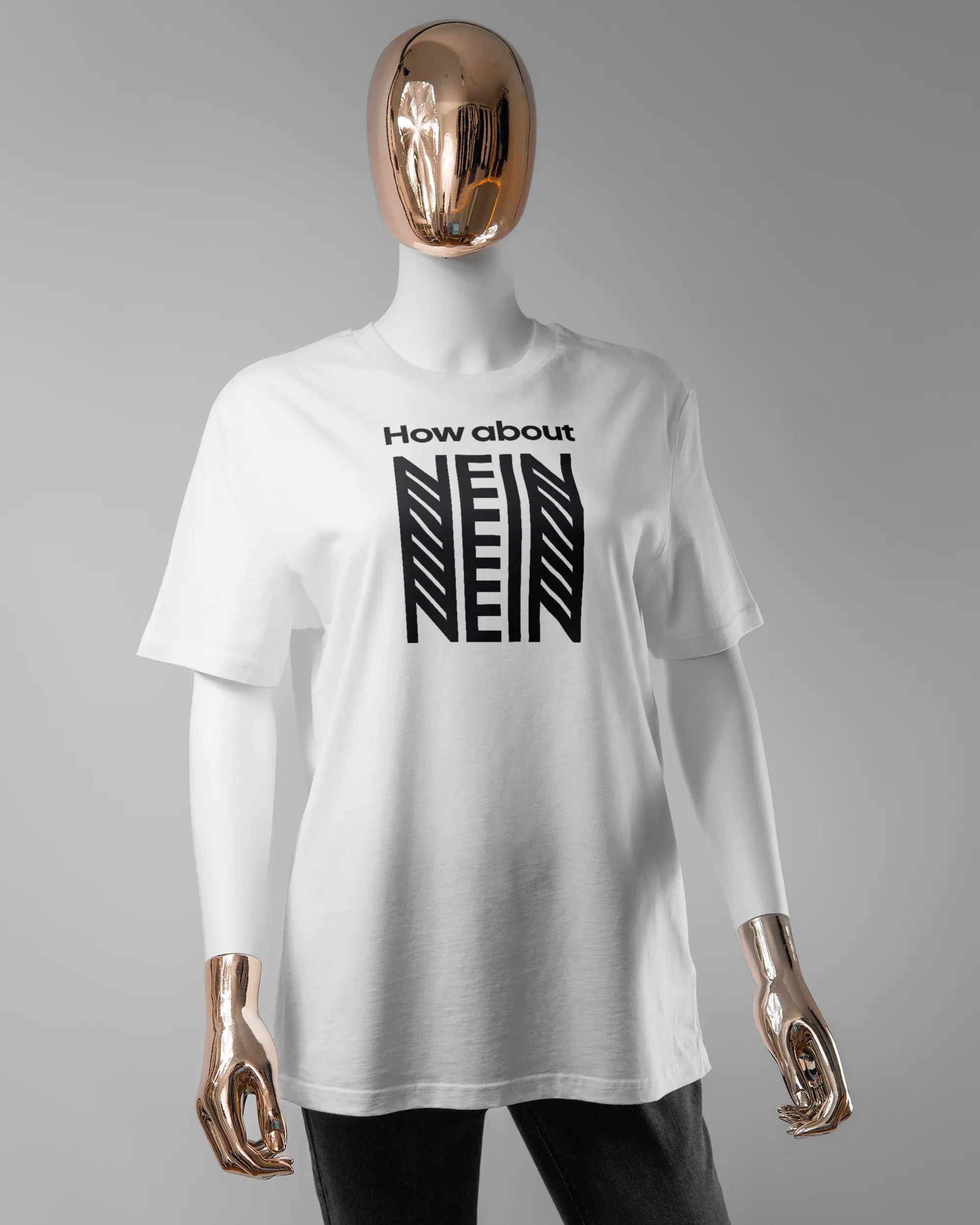 Vorderseite des Organic Unisex T-Shirt Casual von Maondo mit dem Design How about nein in der Farbe White und in der Größe S getragen von einer femininen Puppe