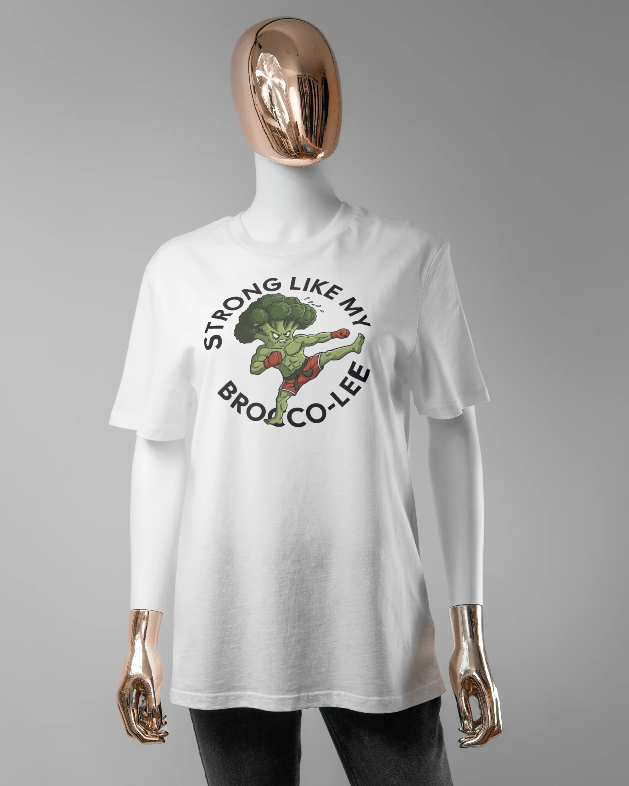 Vorderseite des Organic Unisex T-Shirt Casual von Maondo mit dem Design Brocco-Lee in der Farbe White und in der Größe S getragen von einer femininen Puppe