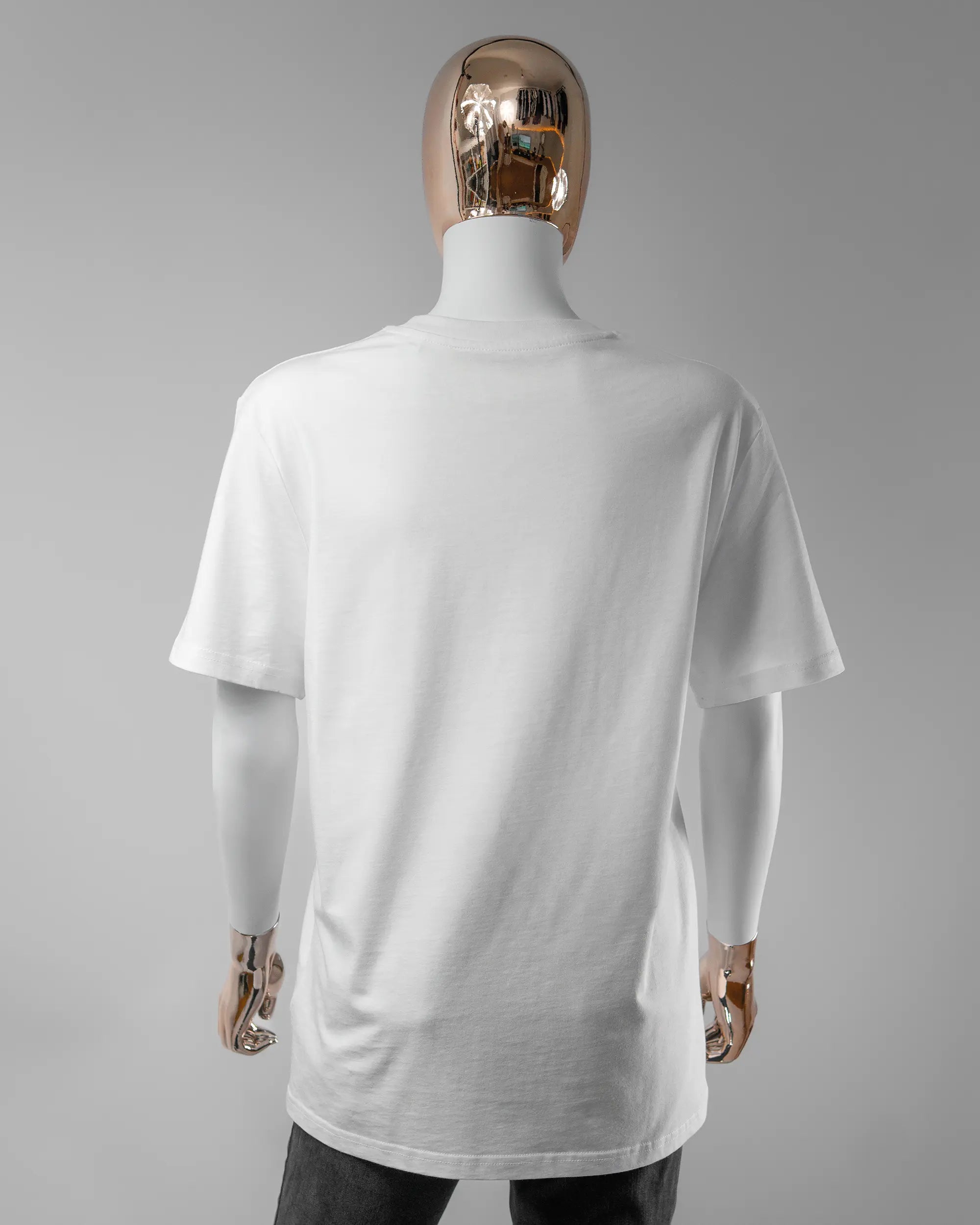 Rückseite des Organic Unisex T-Shirt Casual von Maondo ohne Motiv in der Farbe White und in der Größe S getragen von einer femininen Puppe