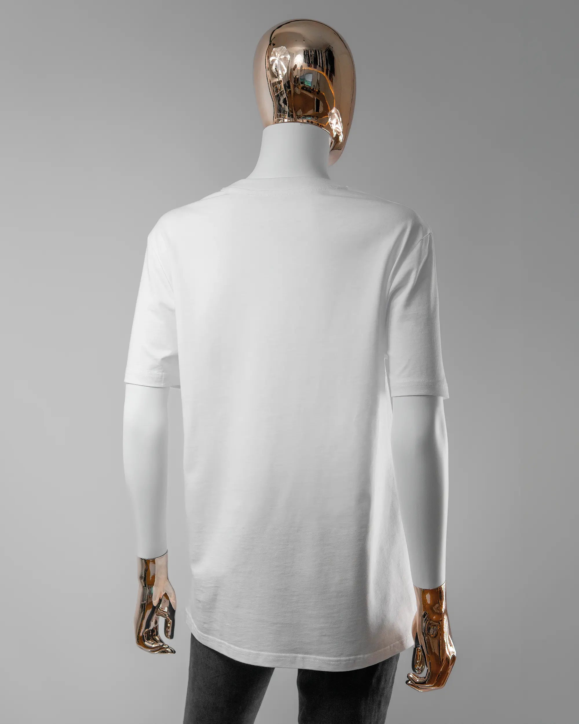 Rückseite des Organic Unisex T-Shirt Casual von Maondo ohne Motiv in der Farbe White und in der Größe S getragen von einer femininen Puppe